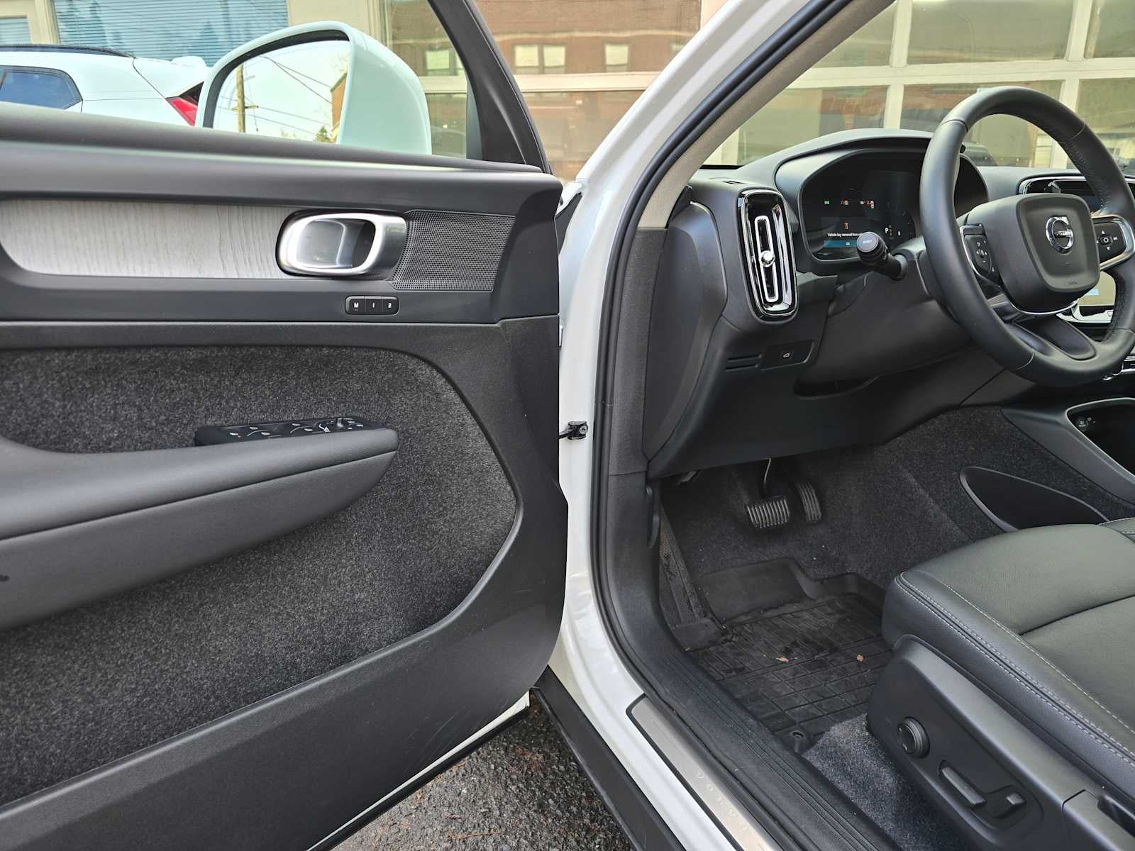 2025 Volvo XC40 Core Bright Theme