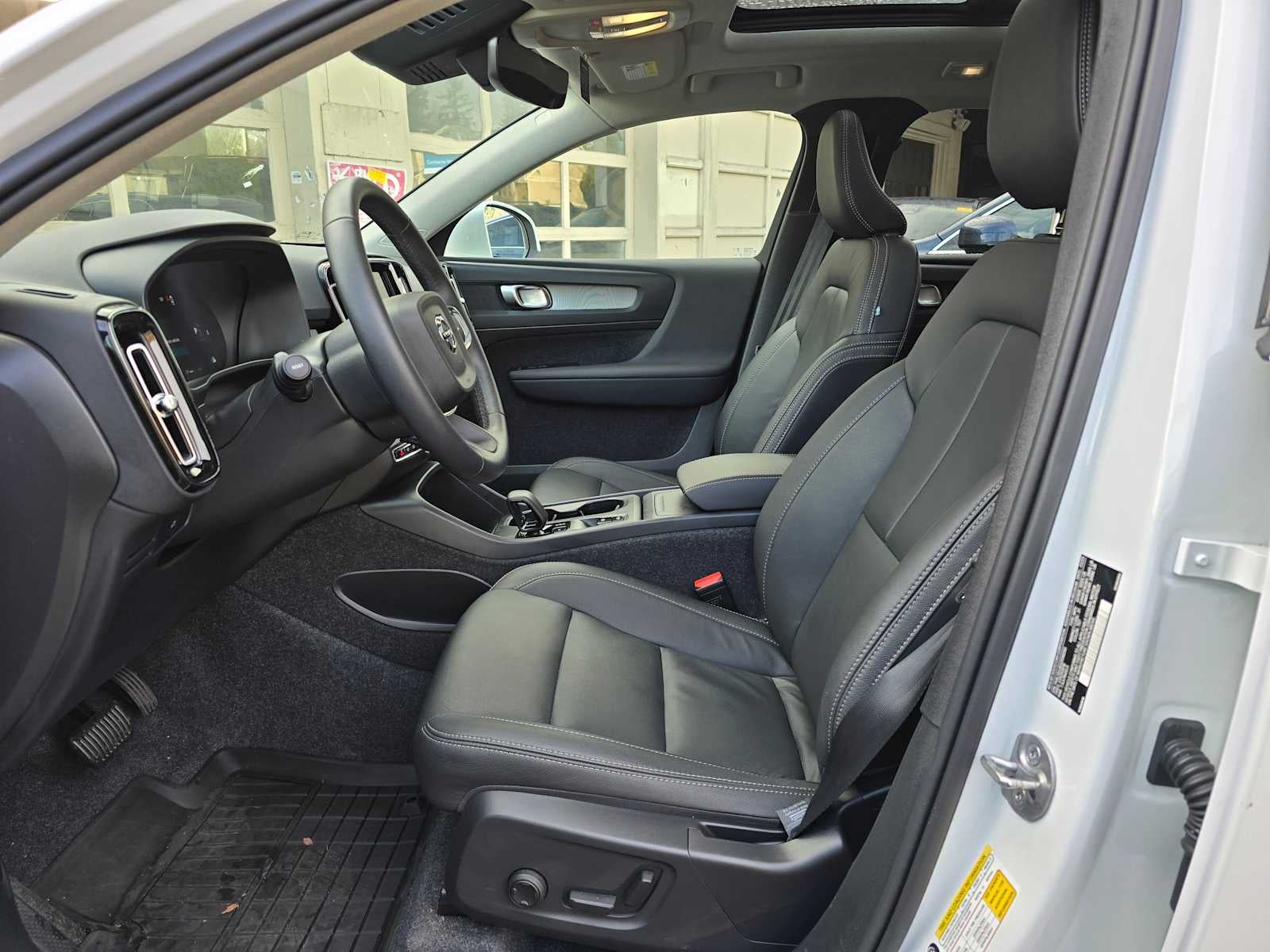 2025 Volvo XC40 Core Bright Theme