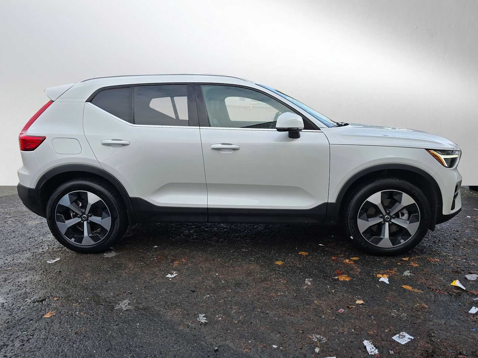 2025 Volvo XC40 Core Bright Theme