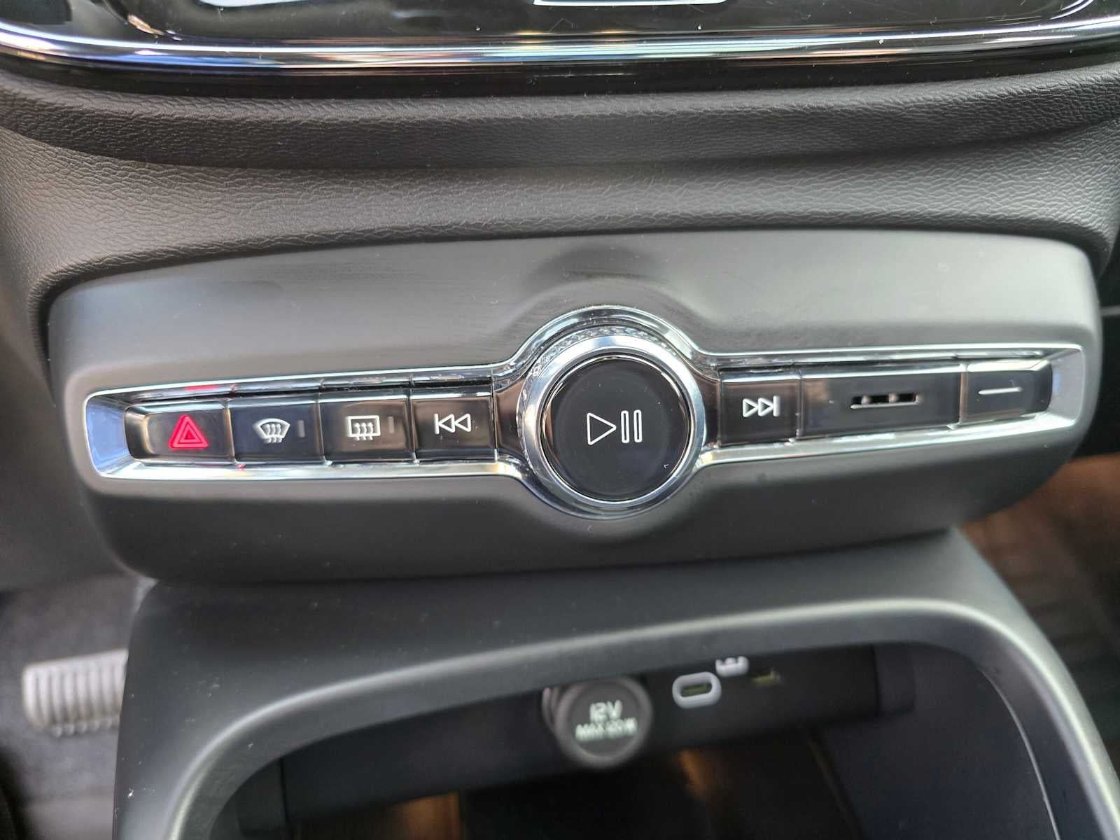 2025 Volvo XC40 Core Bright Theme