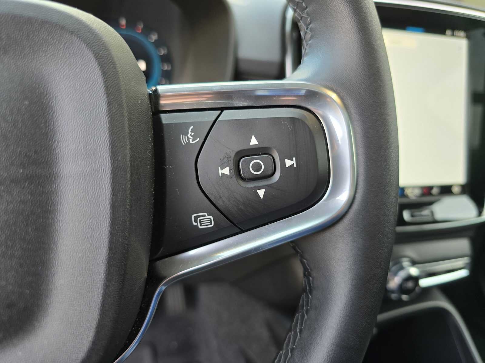 2025 Volvo XC40 Core Bright Theme