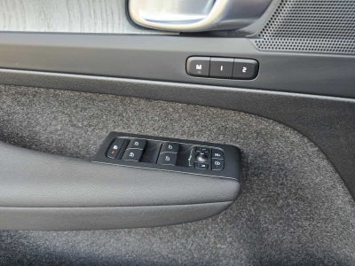 2025 Volvo XC40 Core Bright Theme