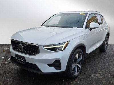 2025 Volvo XC40 Core Bright Theme