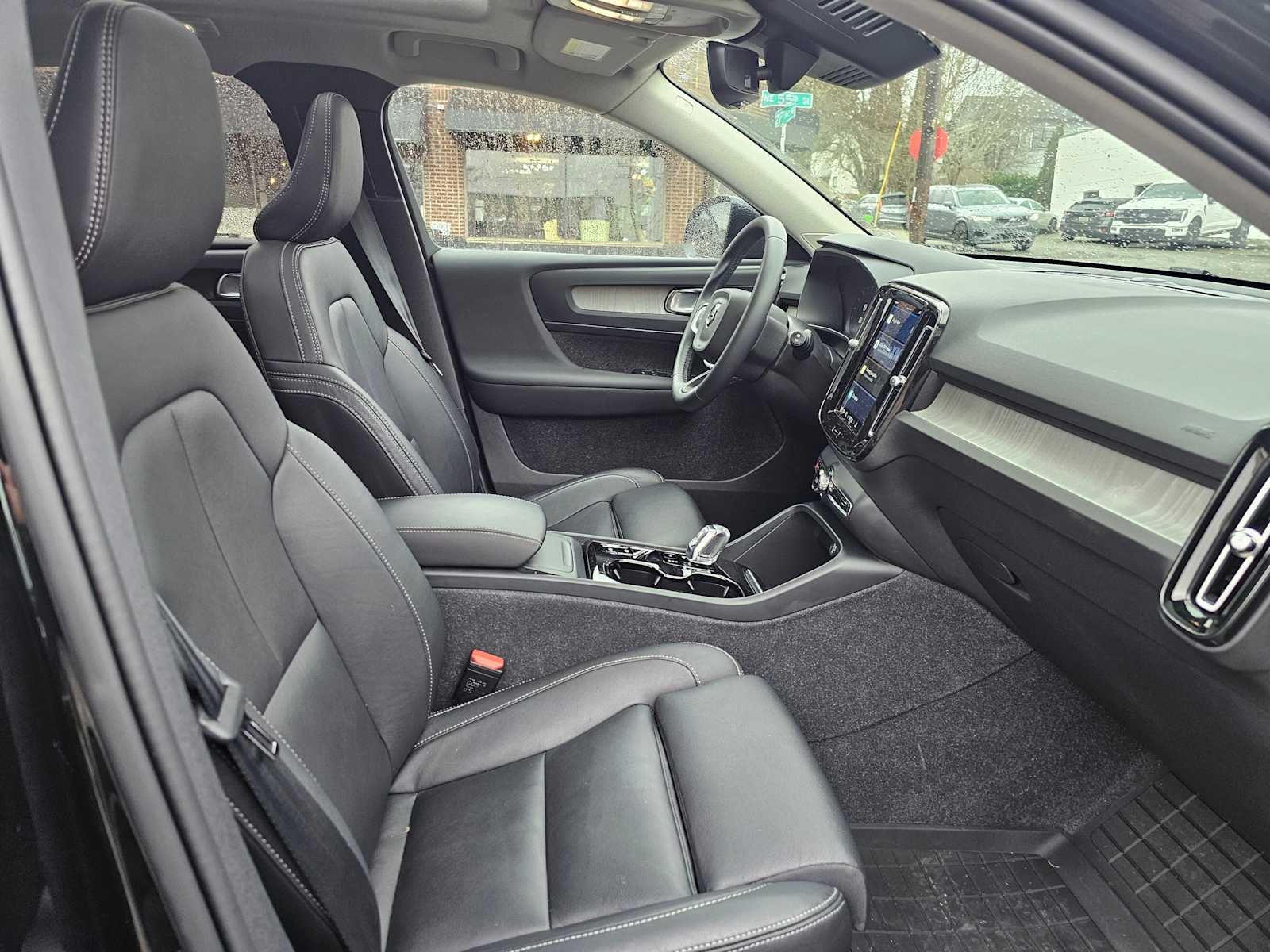 2024 Volvo XC40 Plus Dark Theme