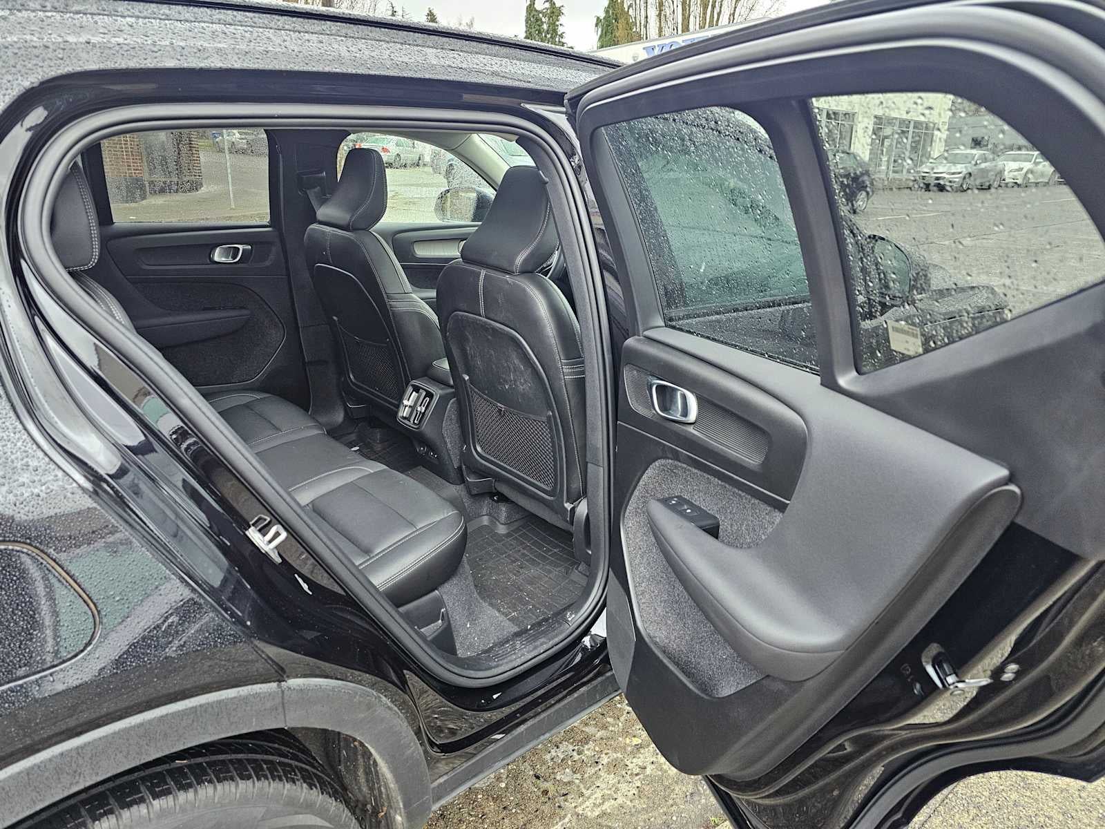 2024 Volvo XC40 Plus Dark Theme