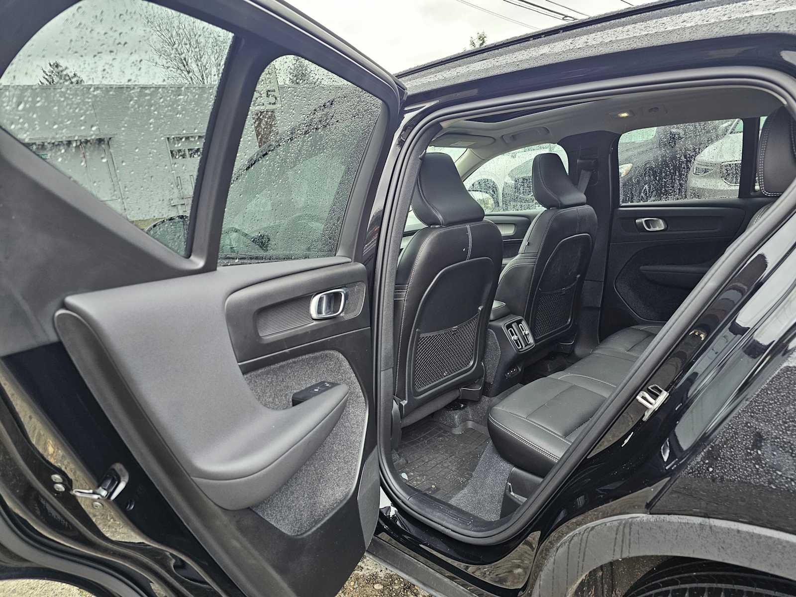 2024 Volvo XC40 Plus Dark Theme