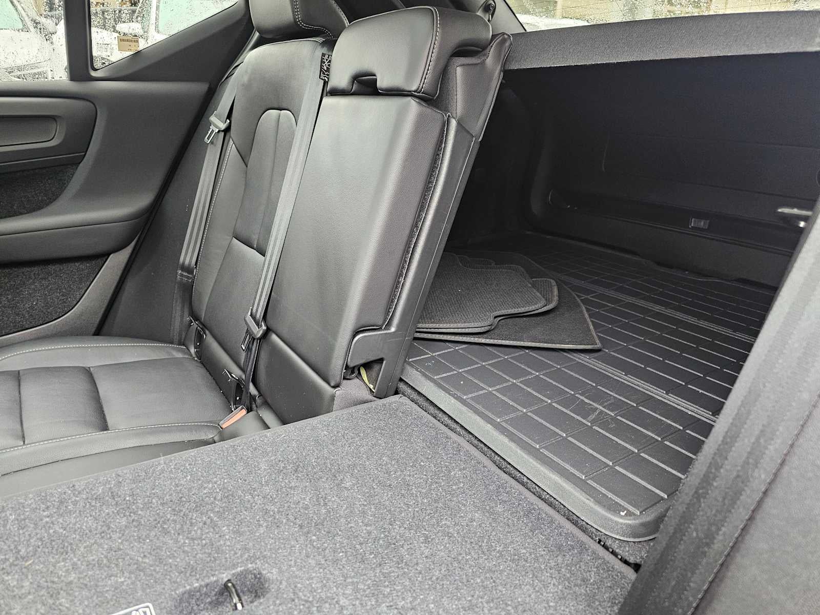 2024 Volvo XC40 Plus Dark Theme