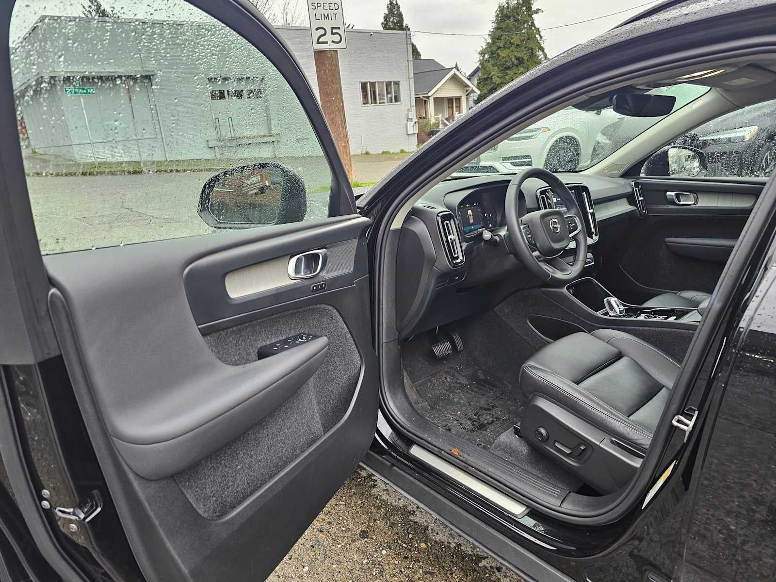 2024 Volvo XC40 Plus Dark Theme