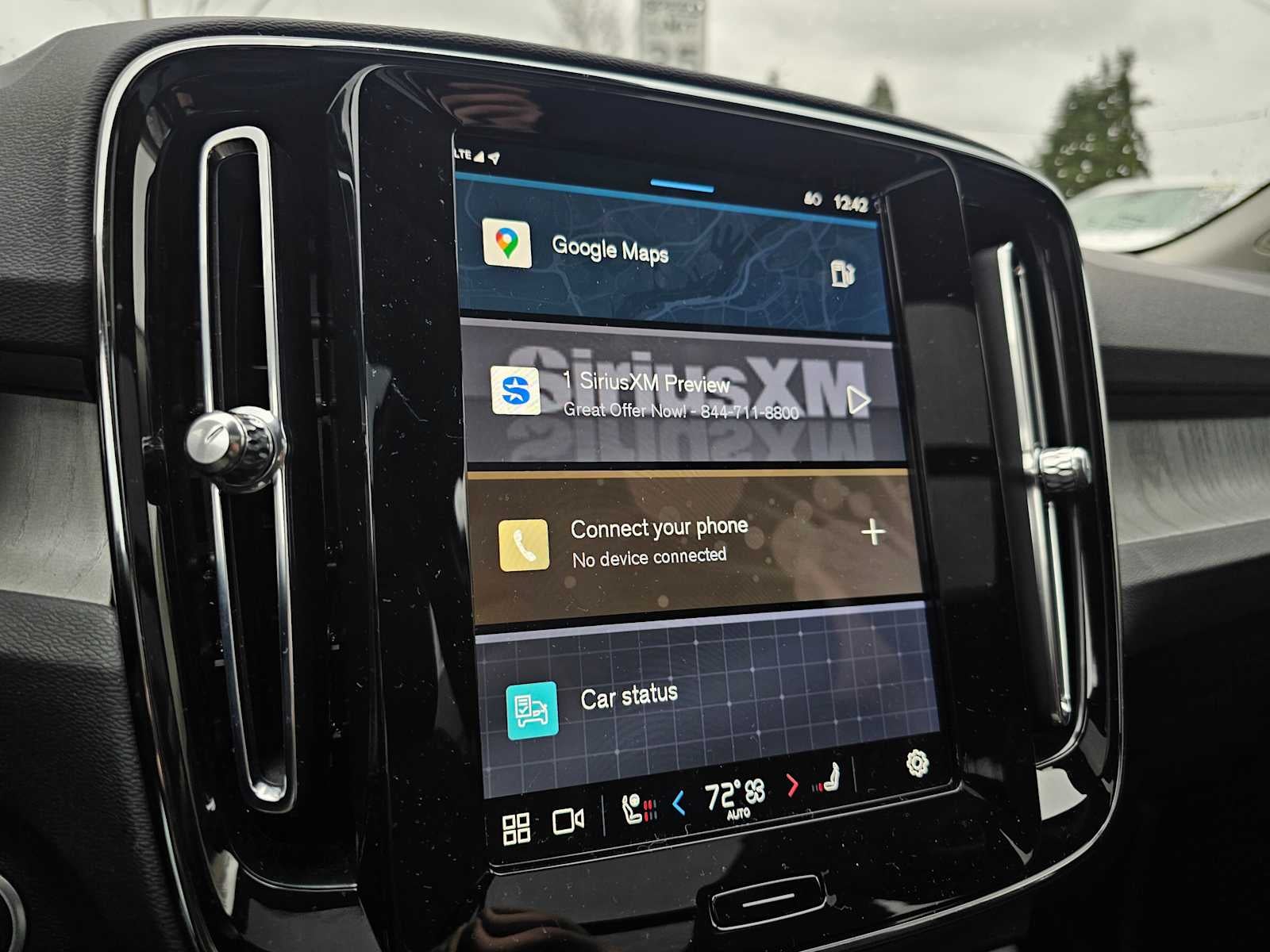 2024 Volvo XC40 Plus Dark Theme