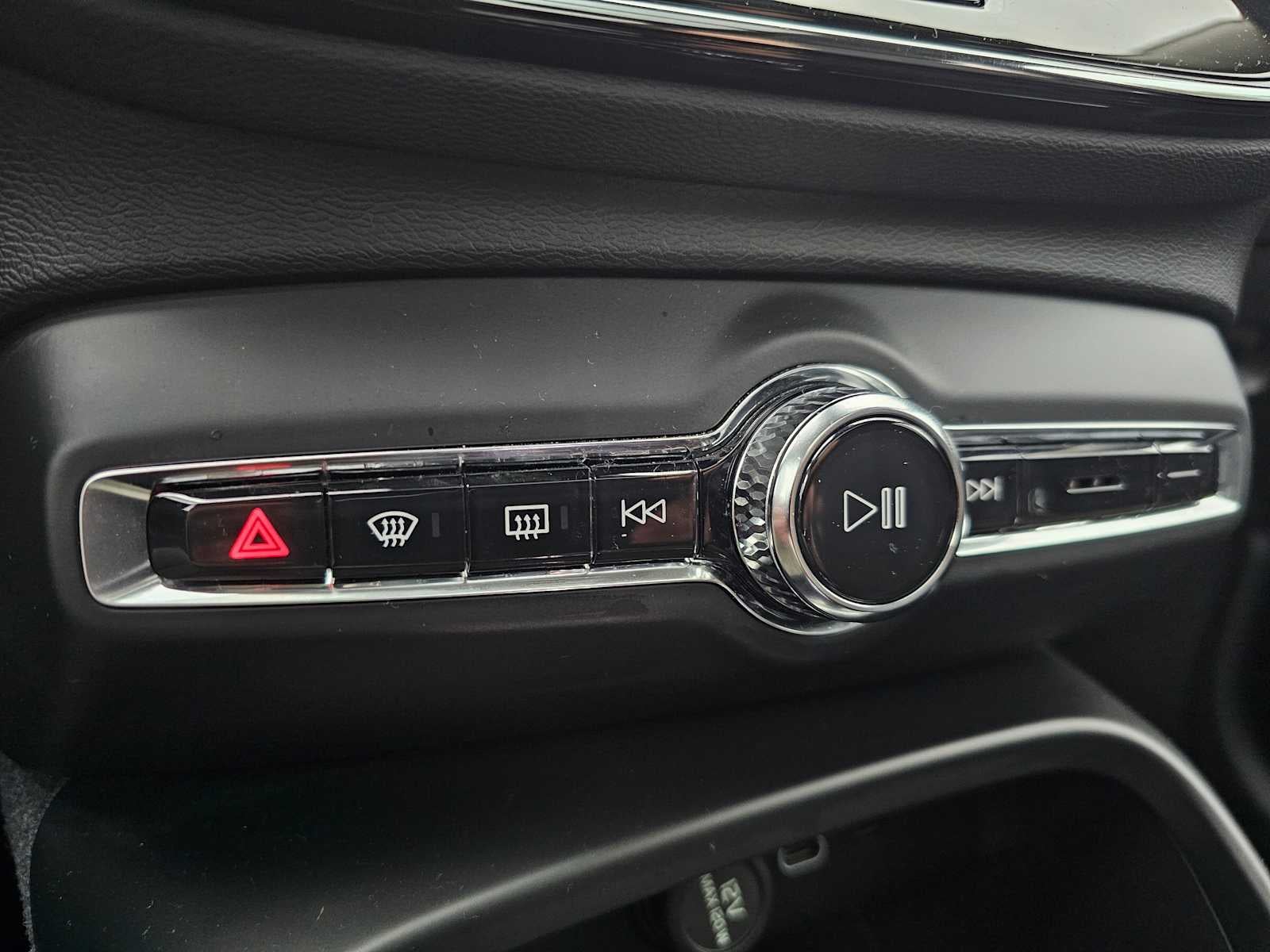 2024 Volvo XC40 Plus Dark Theme