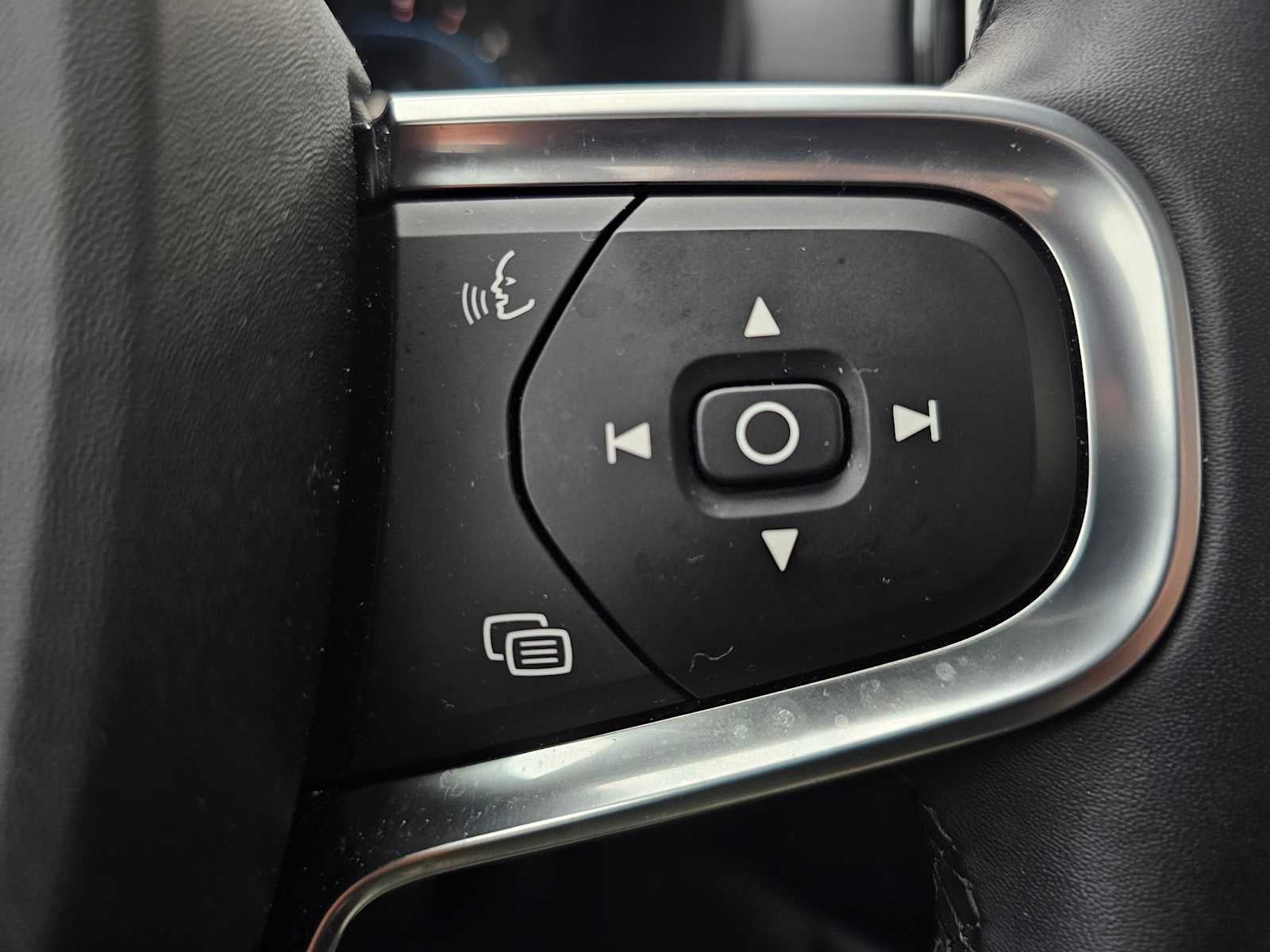 2024 Volvo XC40 Plus Dark Theme