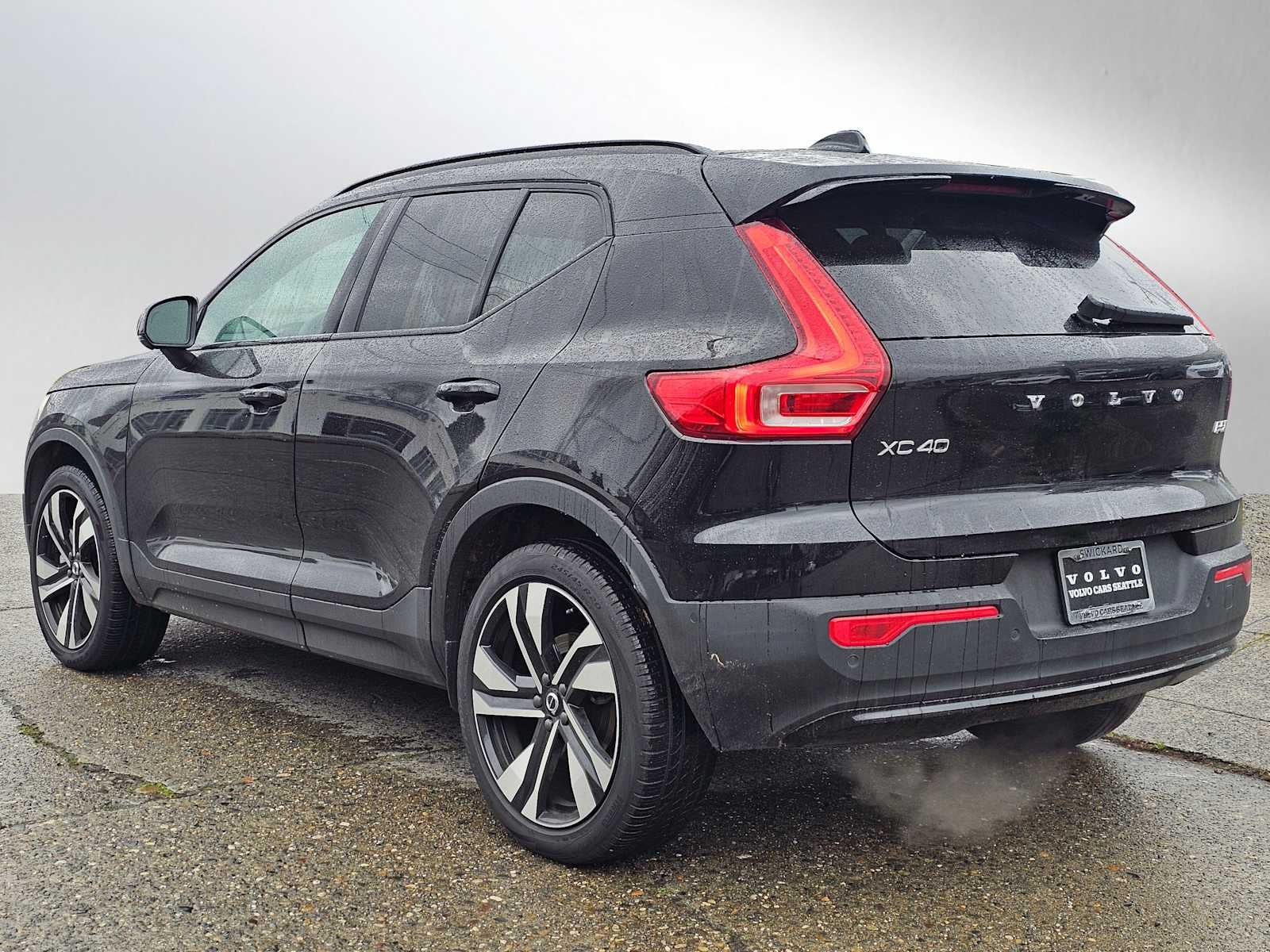 2024 Volvo XC40 Plus Dark Theme
