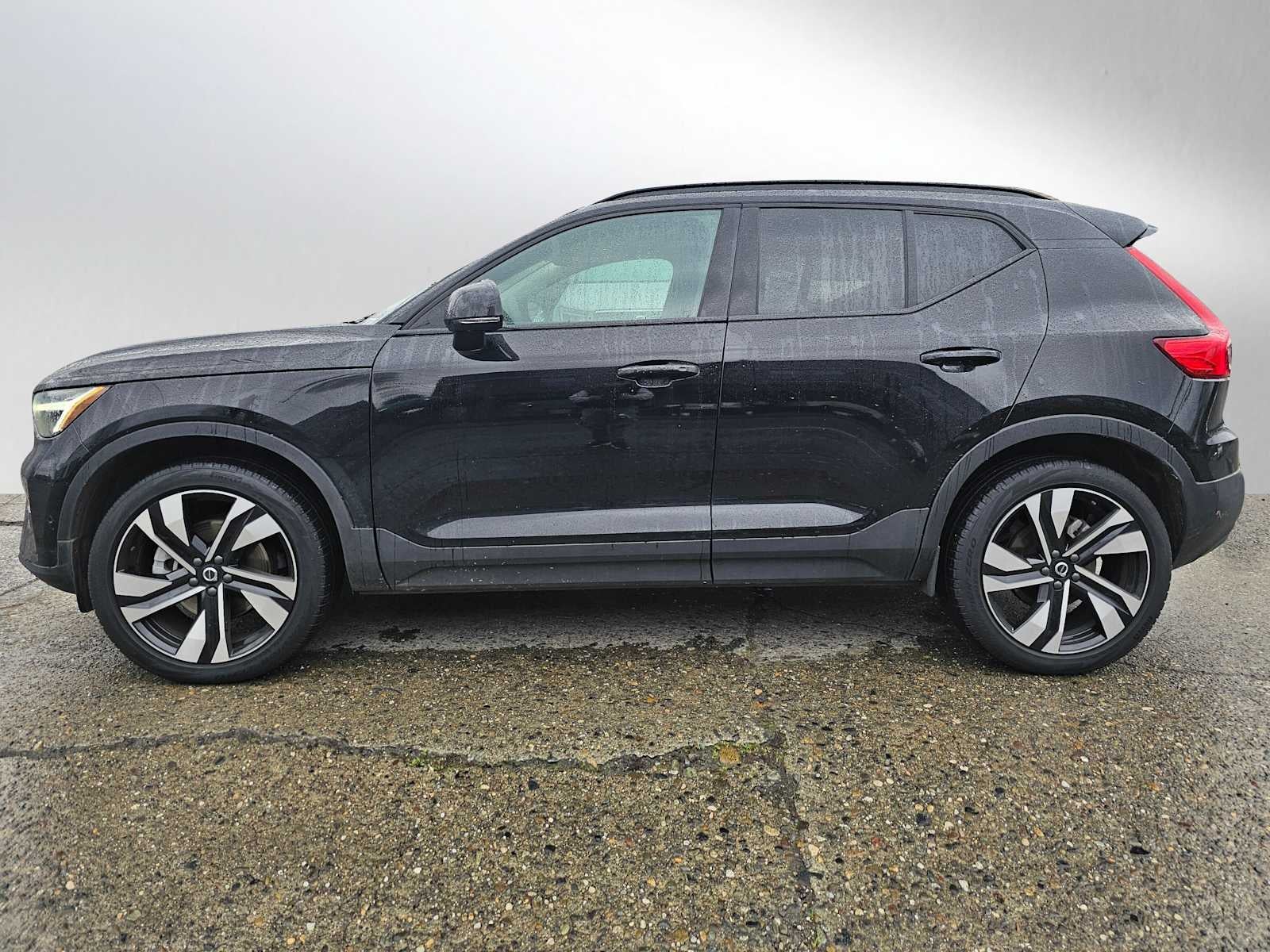 2024 Volvo XC40 Plus Dark Theme