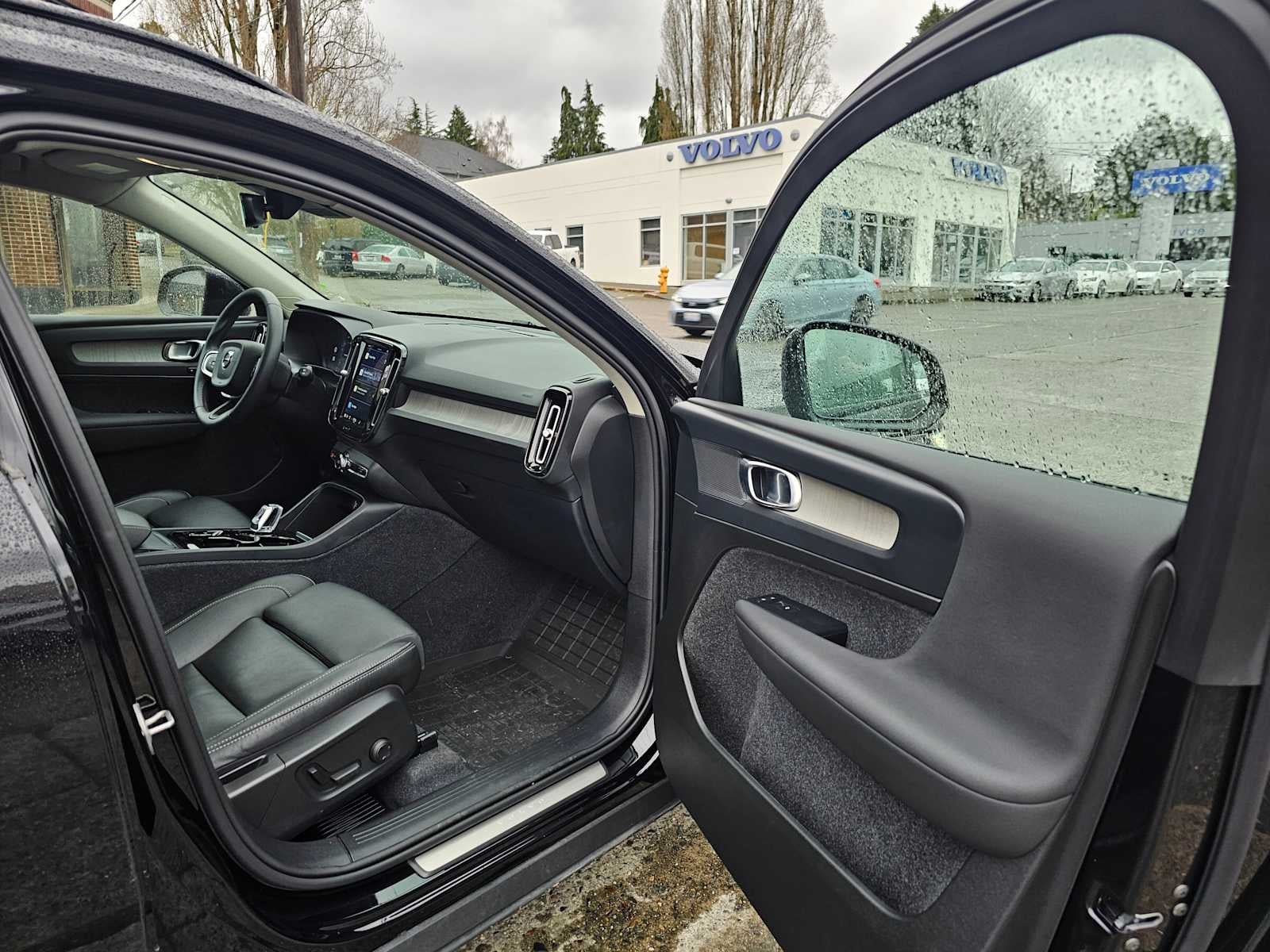 2024 Volvo XC40 Plus Dark Theme