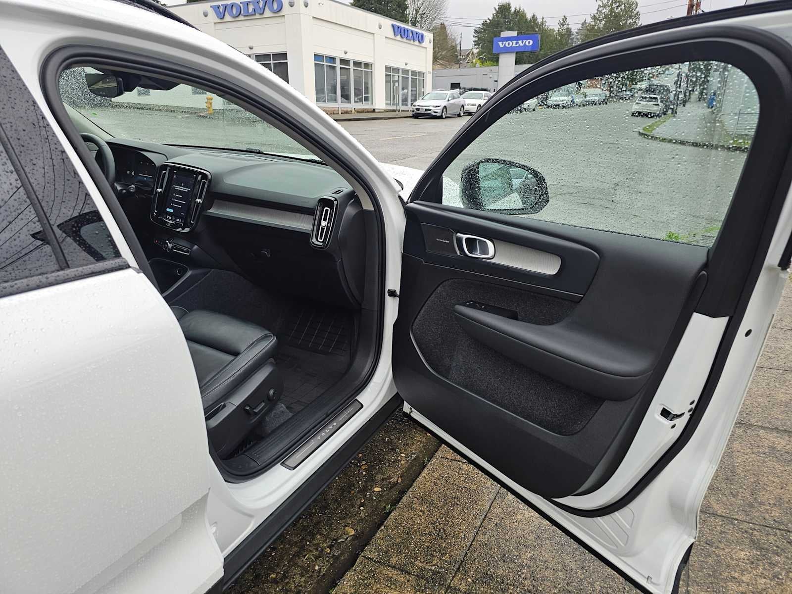 2024 Volvo XC40 Ultimate Dark Theme