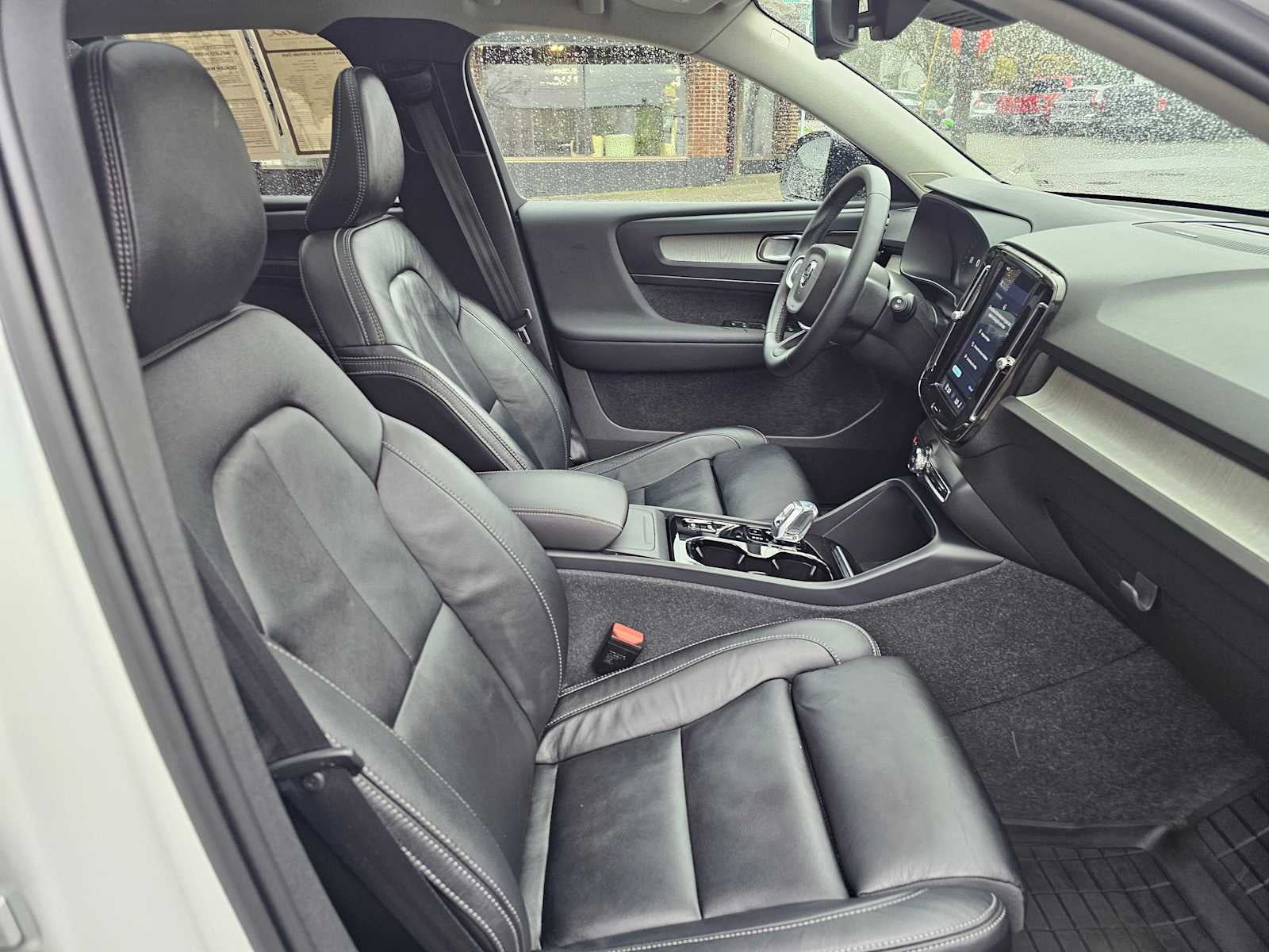 2024 Volvo XC40 Ultimate Dark Theme