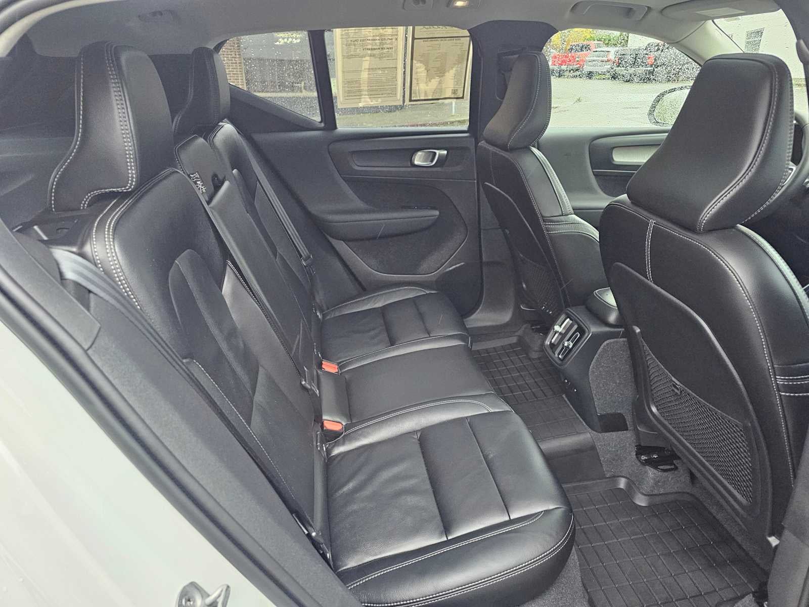 2024 Volvo XC40 Ultimate Dark Theme