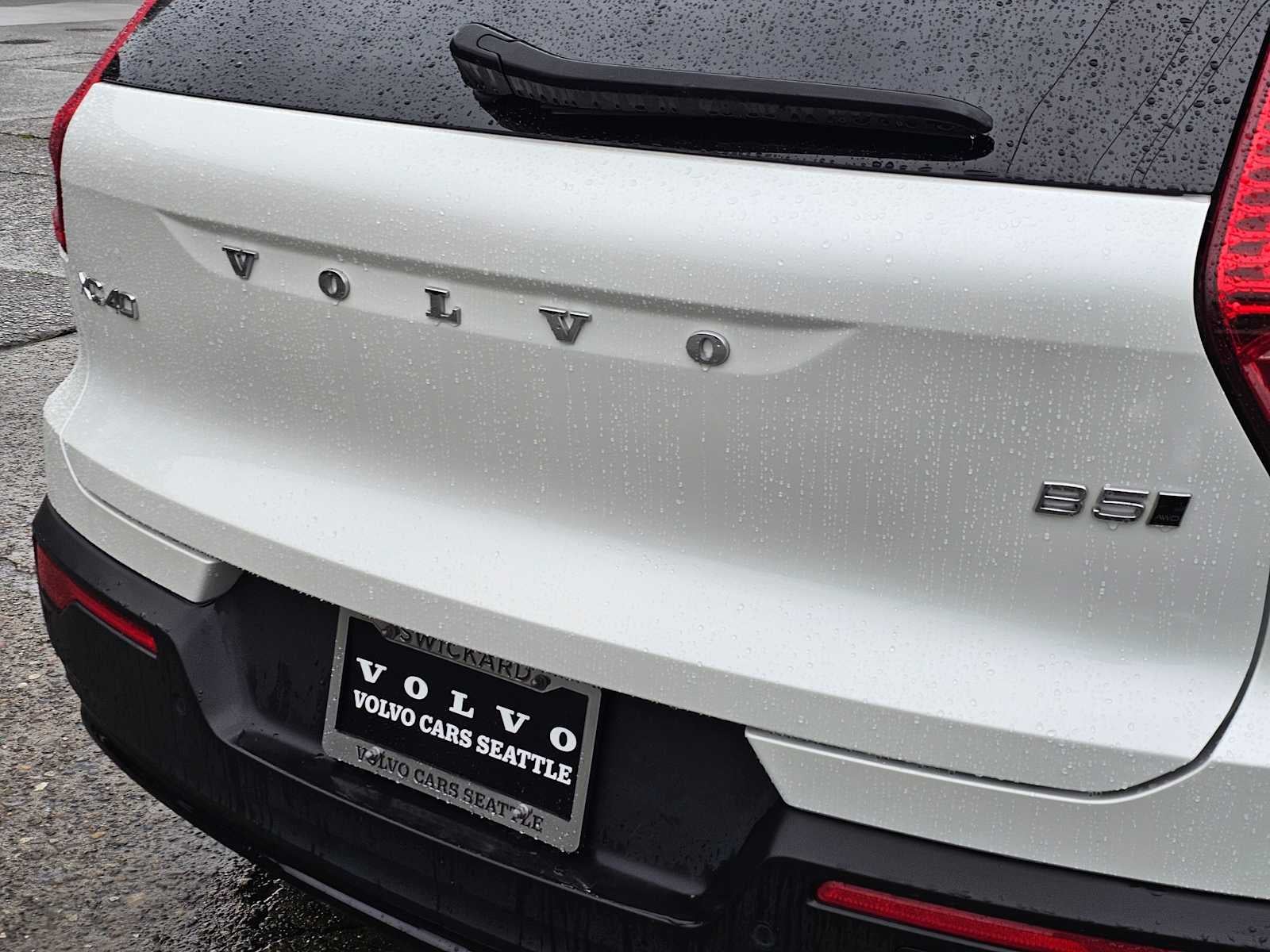 2024 Volvo XC40 Ultimate Dark Theme