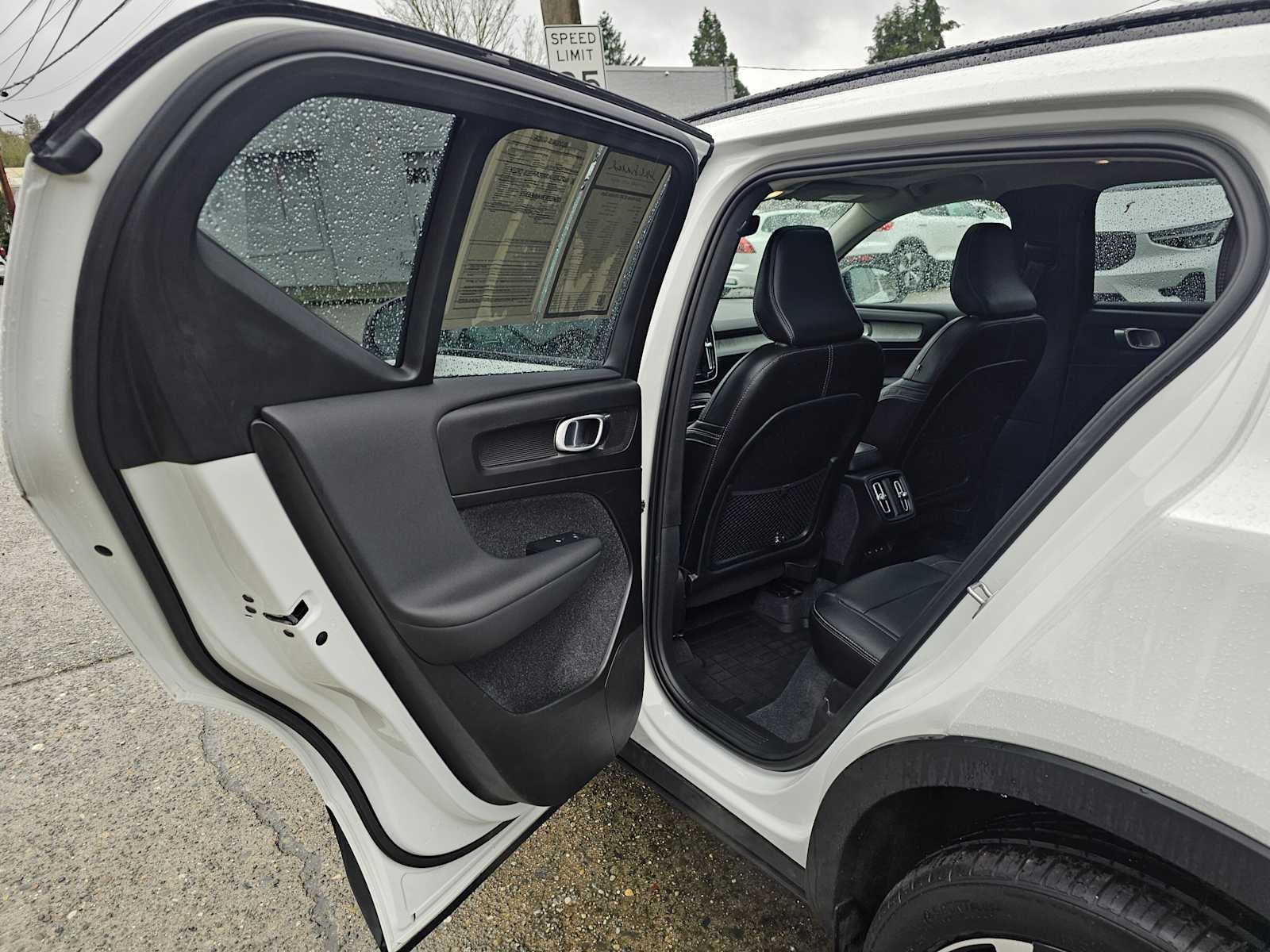 2024 Volvo XC40 Ultimate Dark Theme