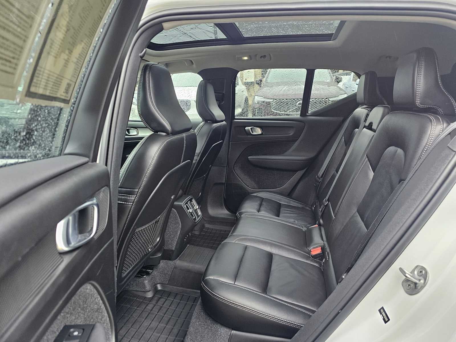 2024 Volvo XC40 Ultimate Dark Theme