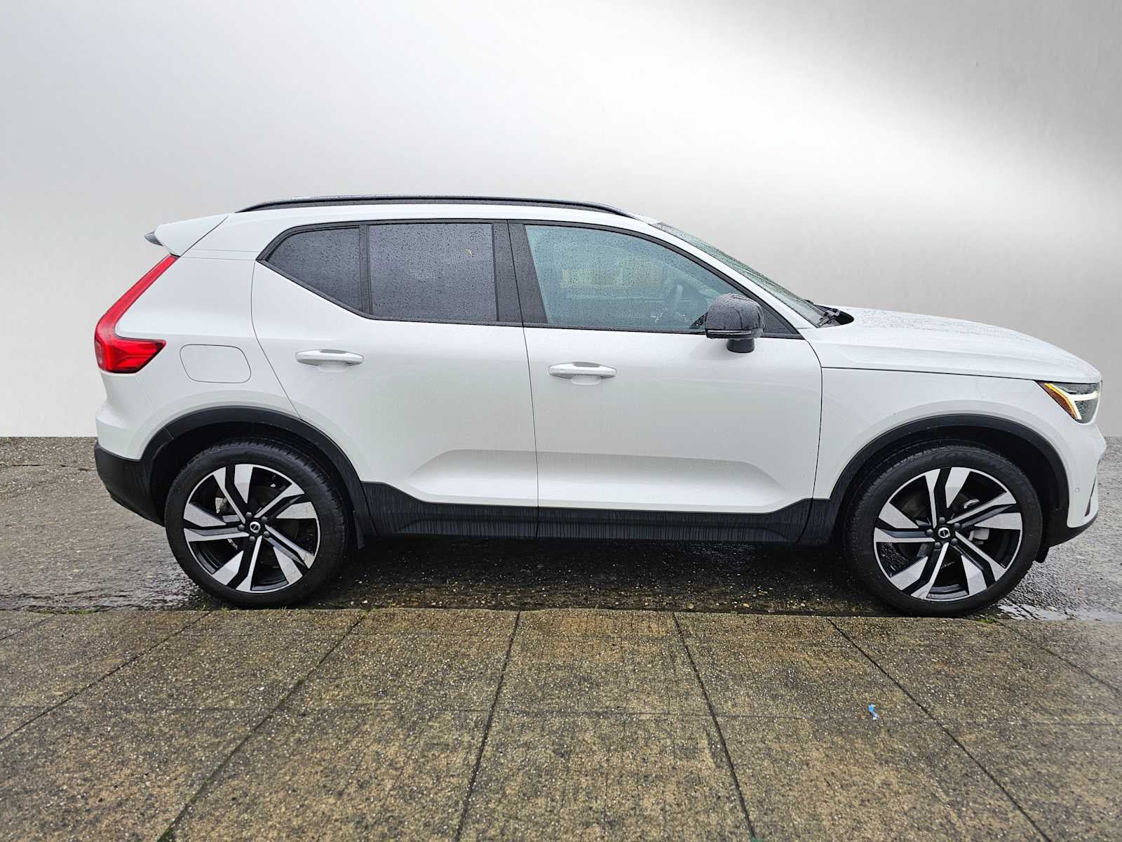 2024 Volvo XC40 Ultimate Dark Theme