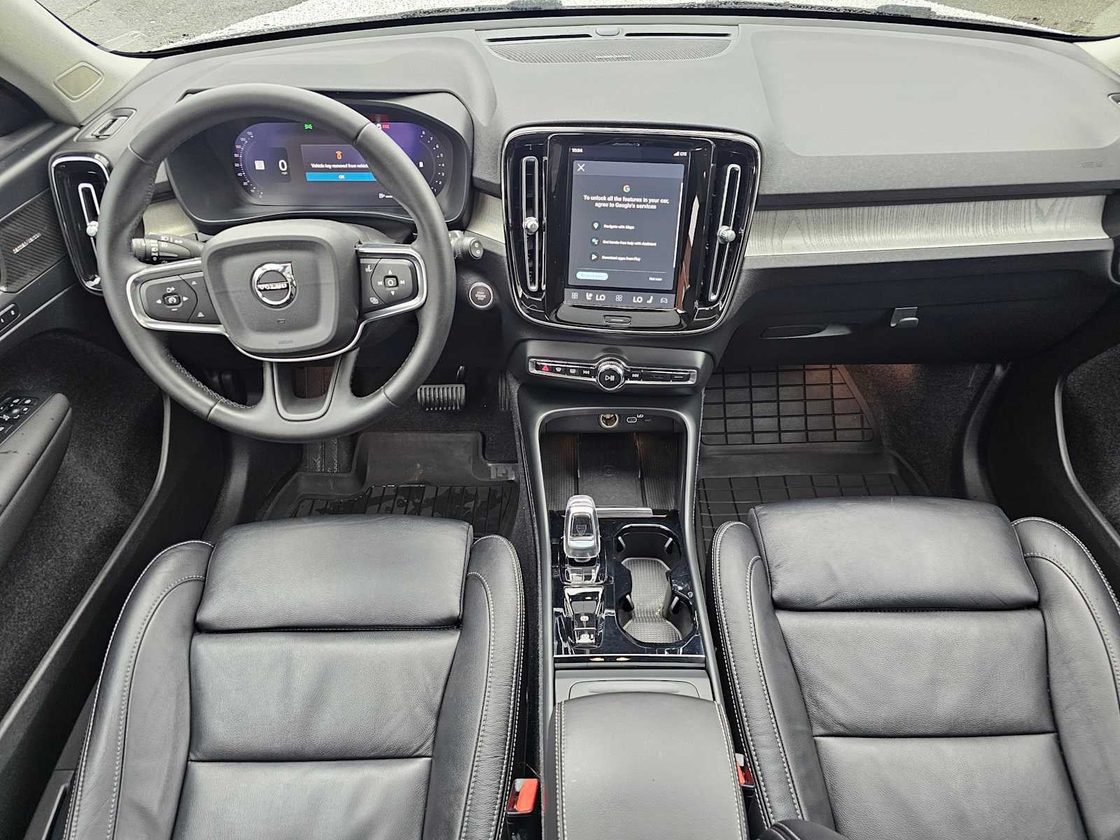 2024 Volvo XC40 Ultimate Dark Theme