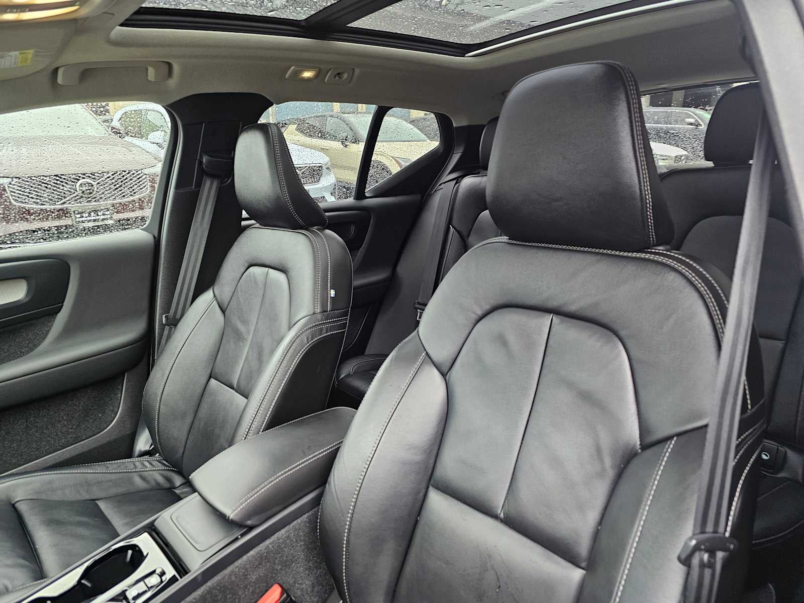 2024 Volvo XC40 Ultimate Dark Theme