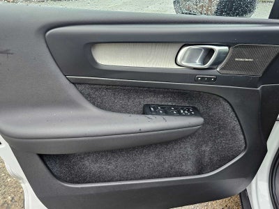 2024 Volvo XC40 Ultimate Dark Theme