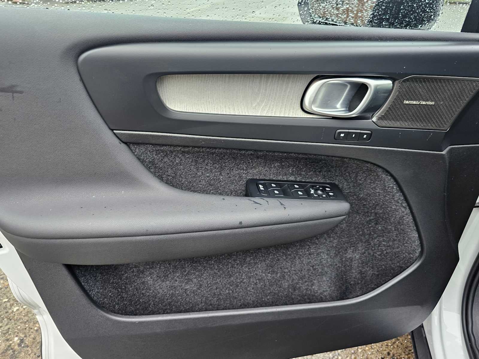 2024 Volvo XC40 Ultimate Dark Theme