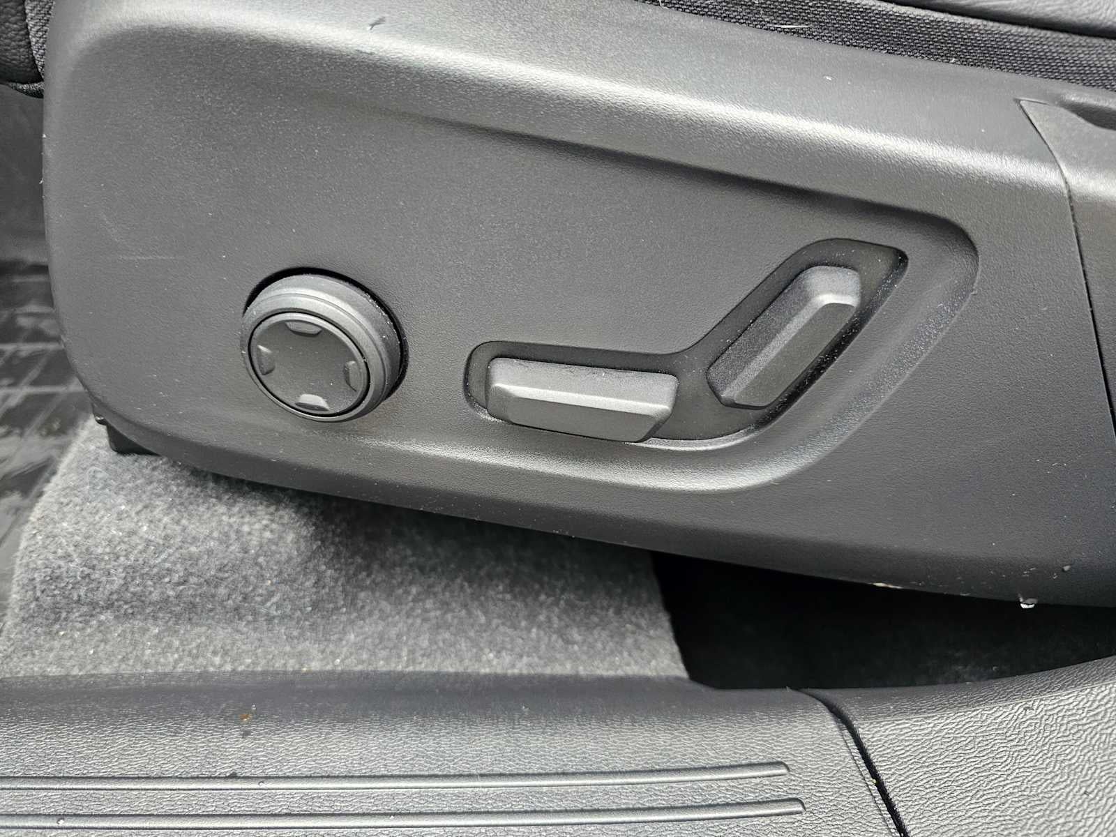 2024 Volvo XC40 Ultimate Dark Theme