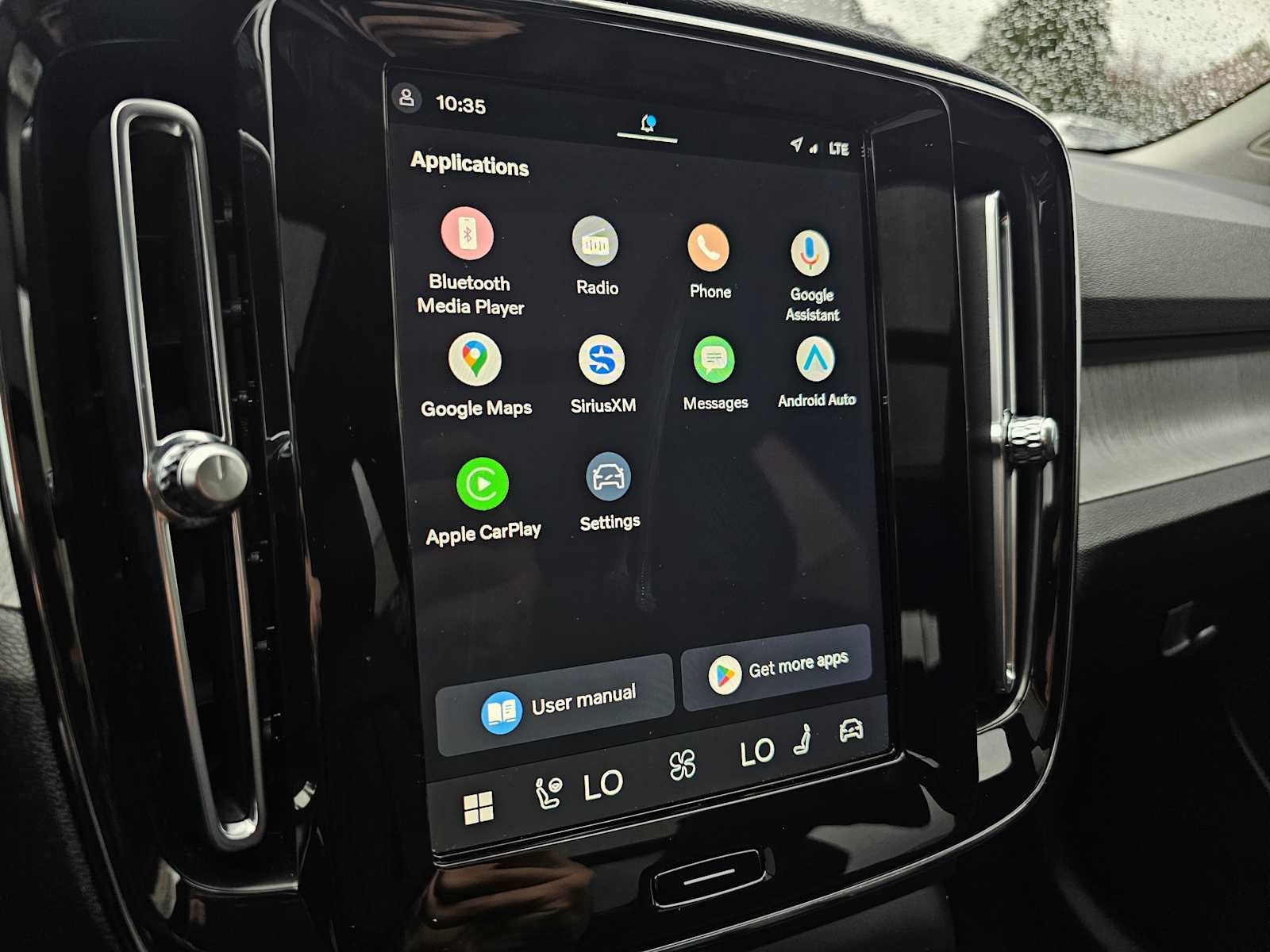 2024 Volvo XC40 Ultimate Dark Theme