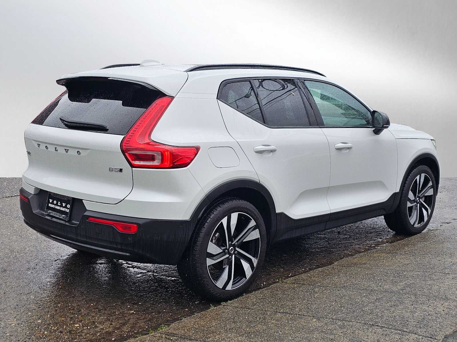 2024 Volvo XC40 Ultimate Dark Theme