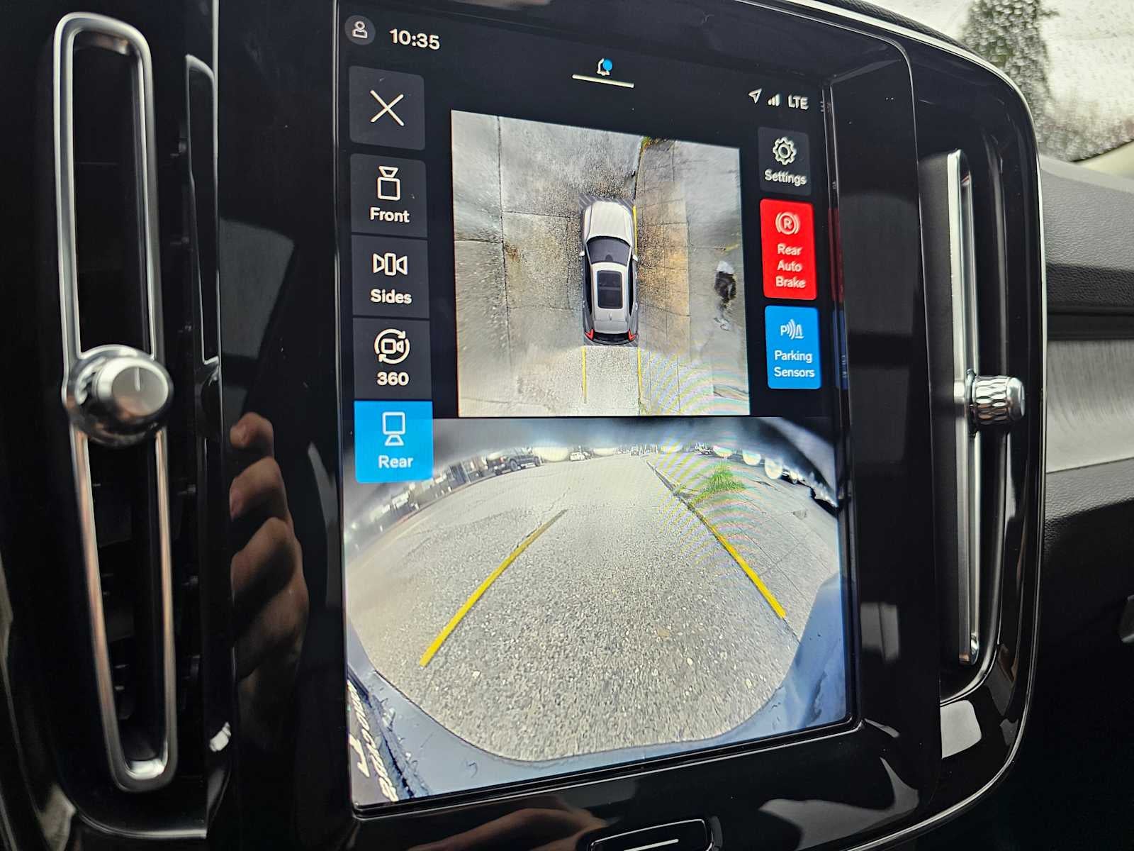 2024 Volvo XC40 Ultimate Dark Theme