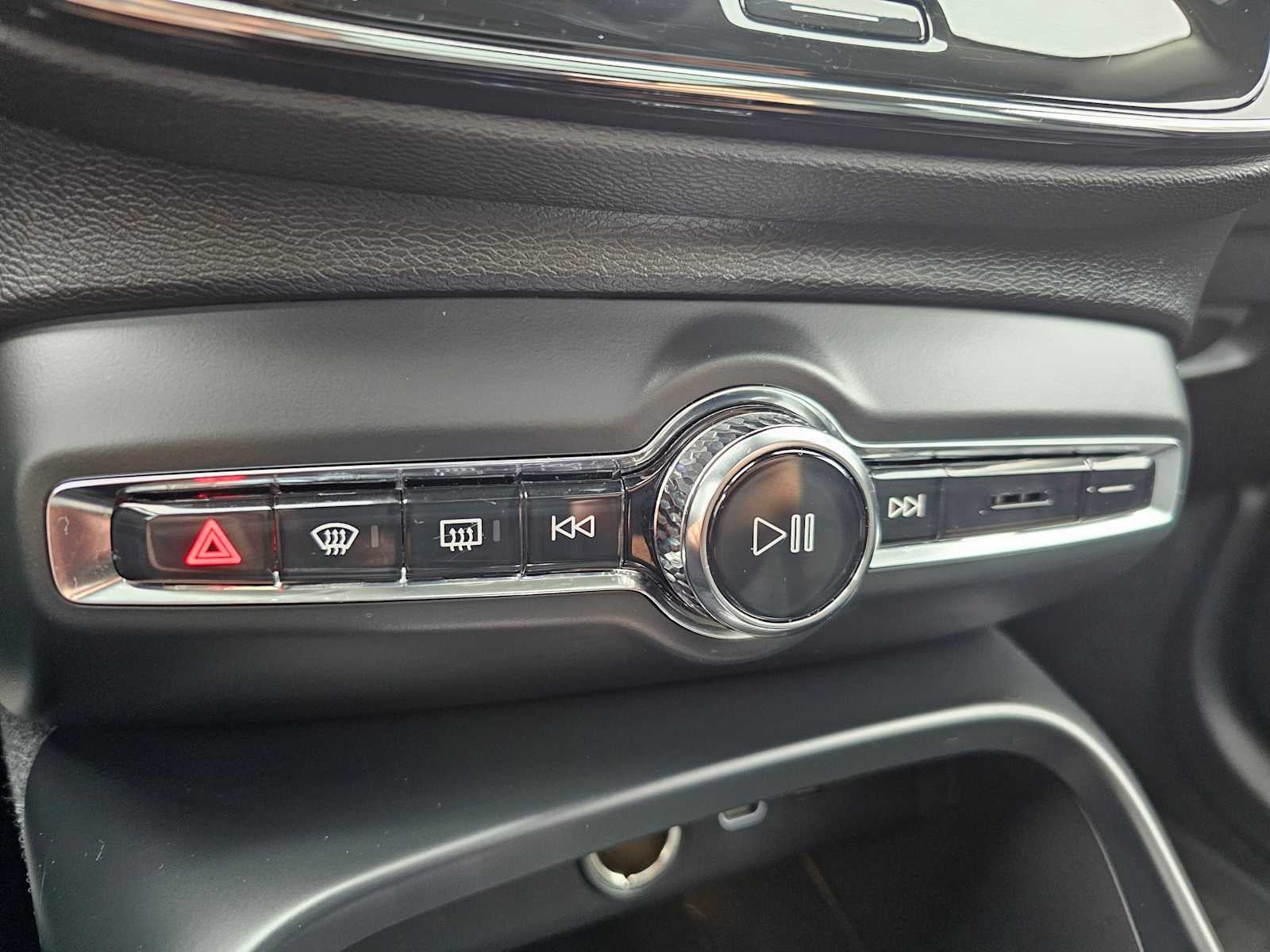 2024 Volvo XC40 Ultimate Dark Theme