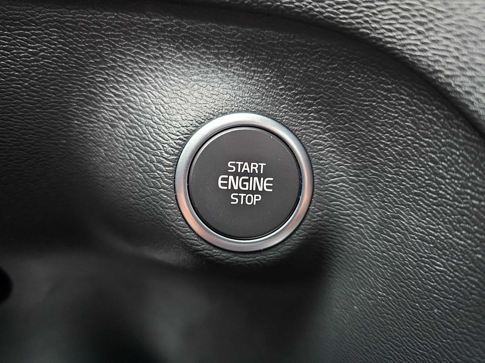 2024 Volvo XC40 Ultimate Dark Theme