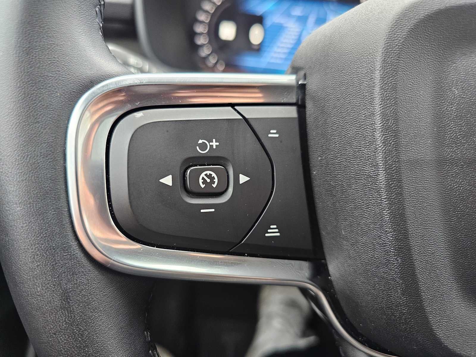 2024 Volvo XC40 Ultimate Dark Theme