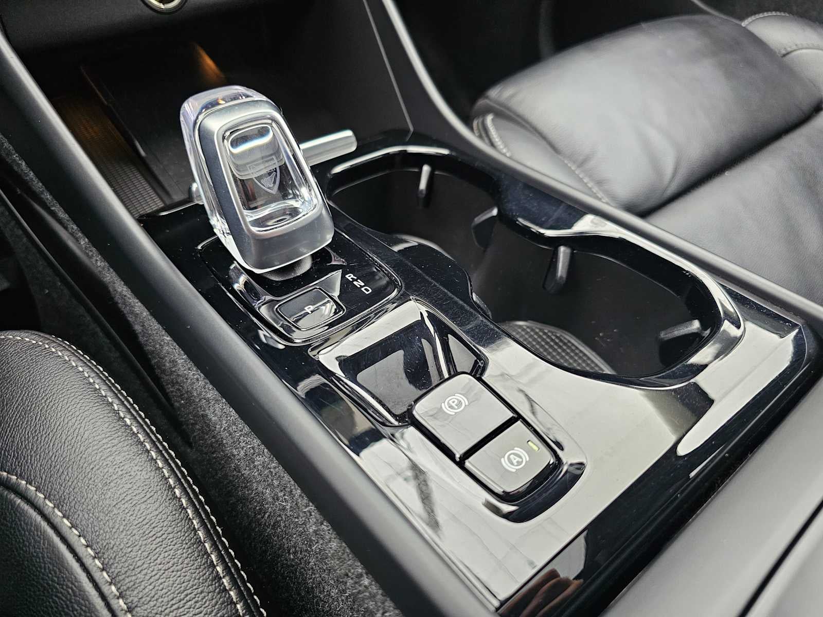 2024 Volvo XC40 Ultimate Dark Theme