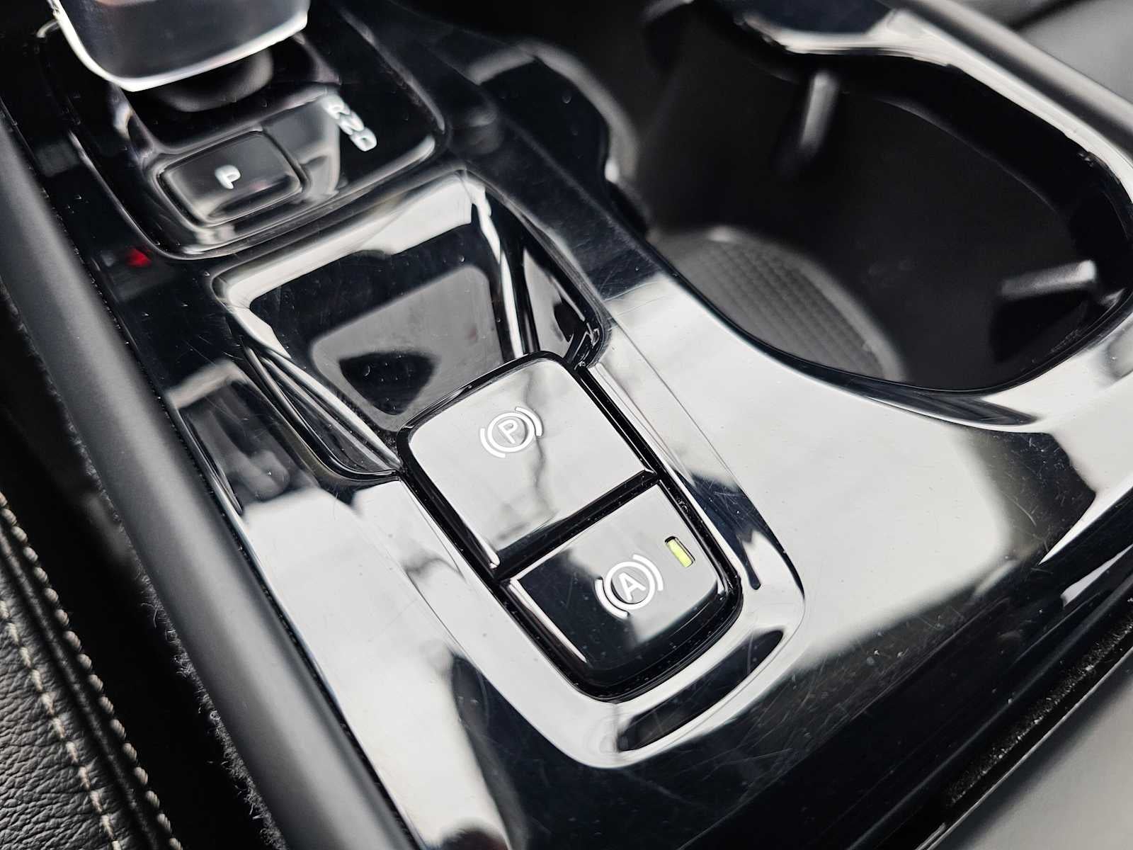 2024 Volvo XC40 Ultimate Dark Theme