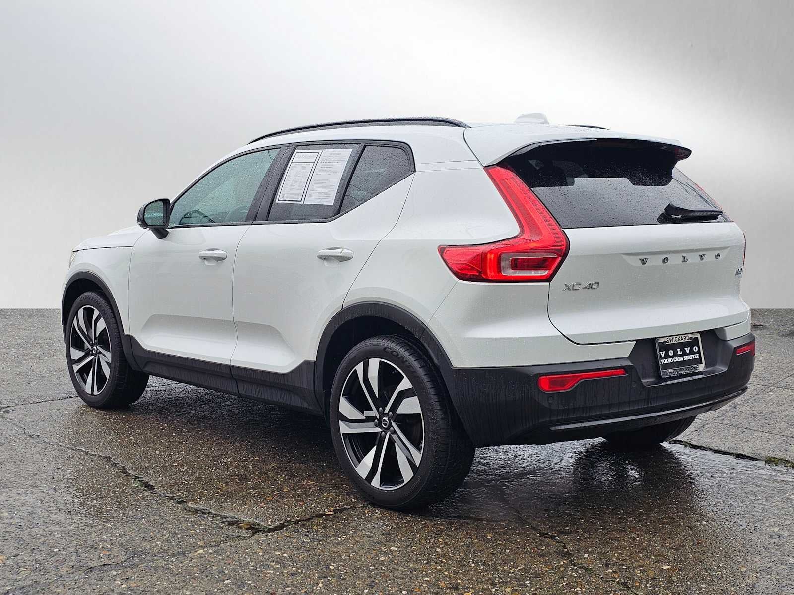 2024 Volvo XC40 Ultimate Dark Theme