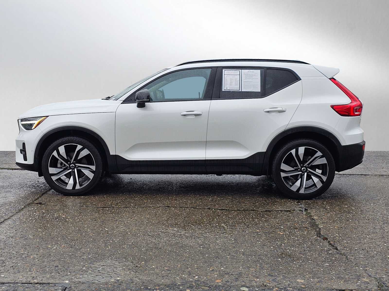 2024 Volvo XC40 Ultimate Dark Theme