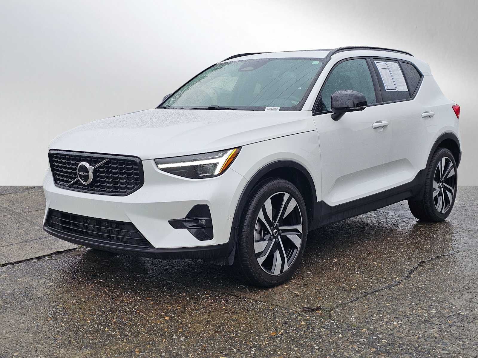 2024 Volvo XC40 Ultimate Dark Theme