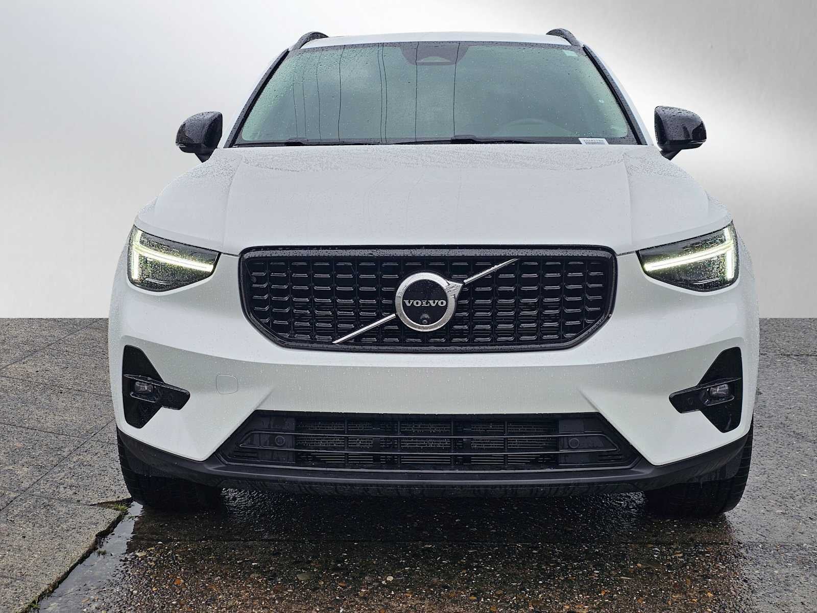 2024 Volvo XC40 Ultimate Dark Theme
