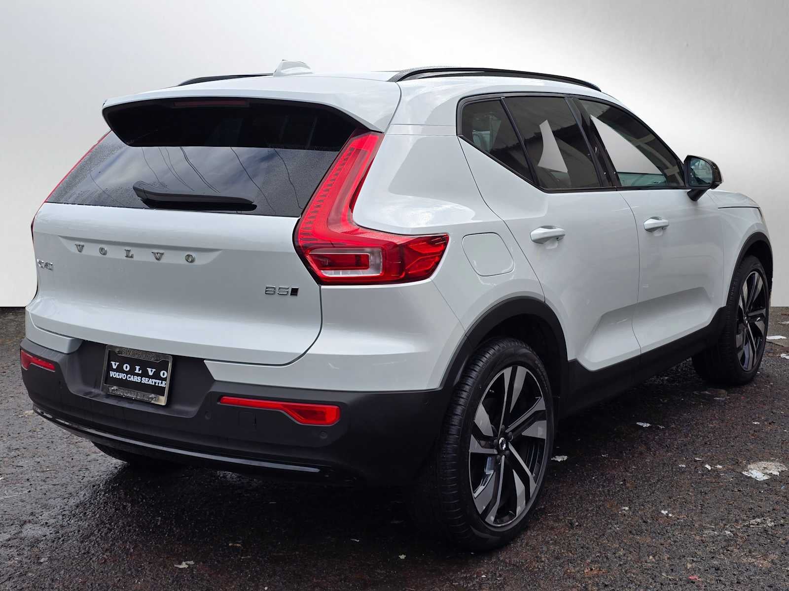 2024 Volvo XC40 Ultimate Dark Theme