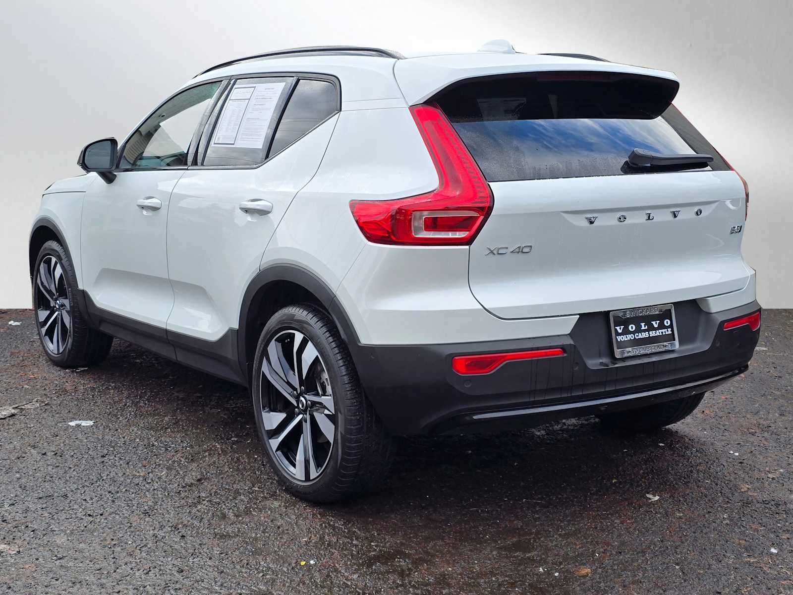 2024 Volvo XC40 Ultimate Dark Theme