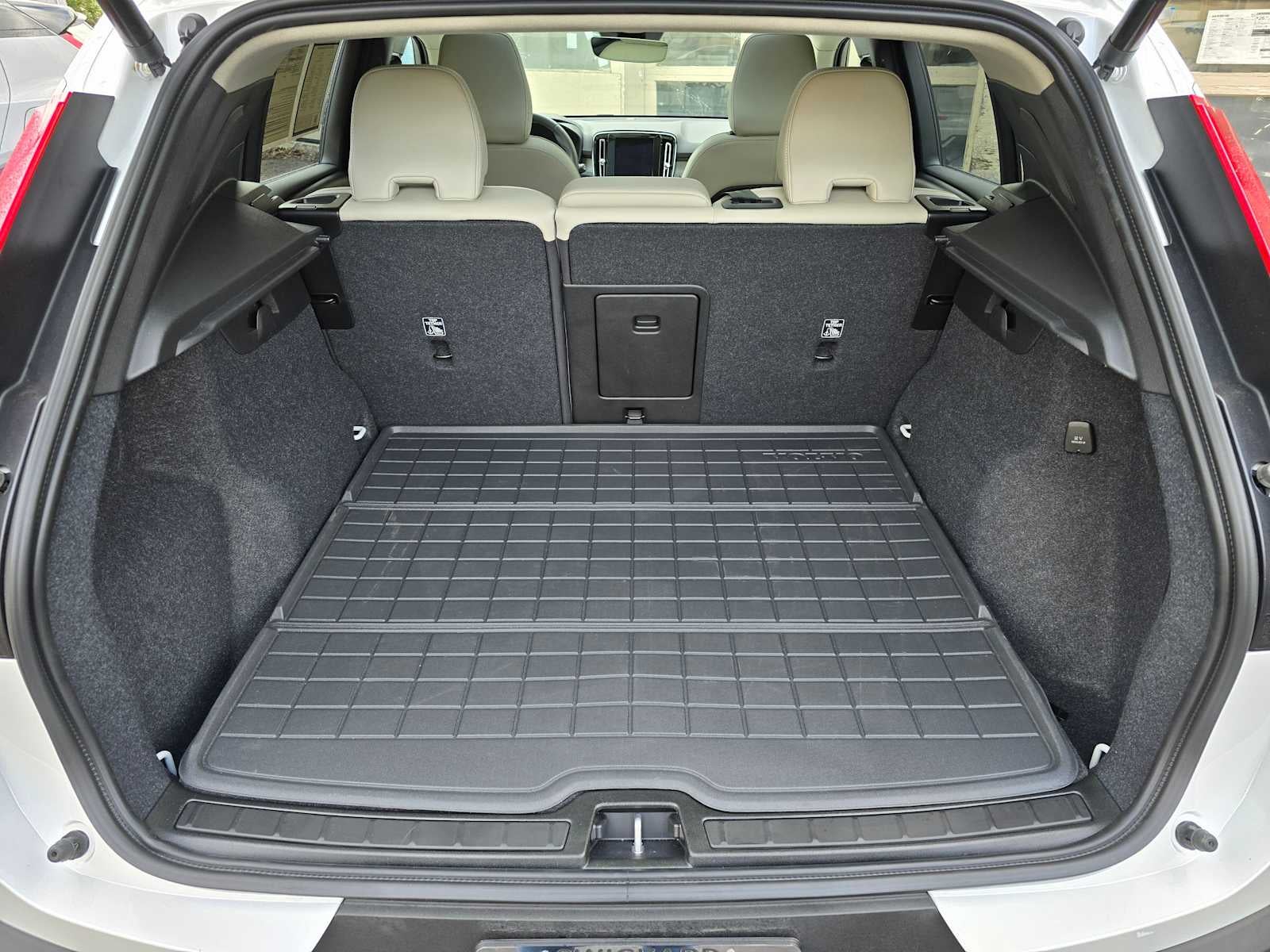 2024 Volvo XC40 Ultimate Dark Theme