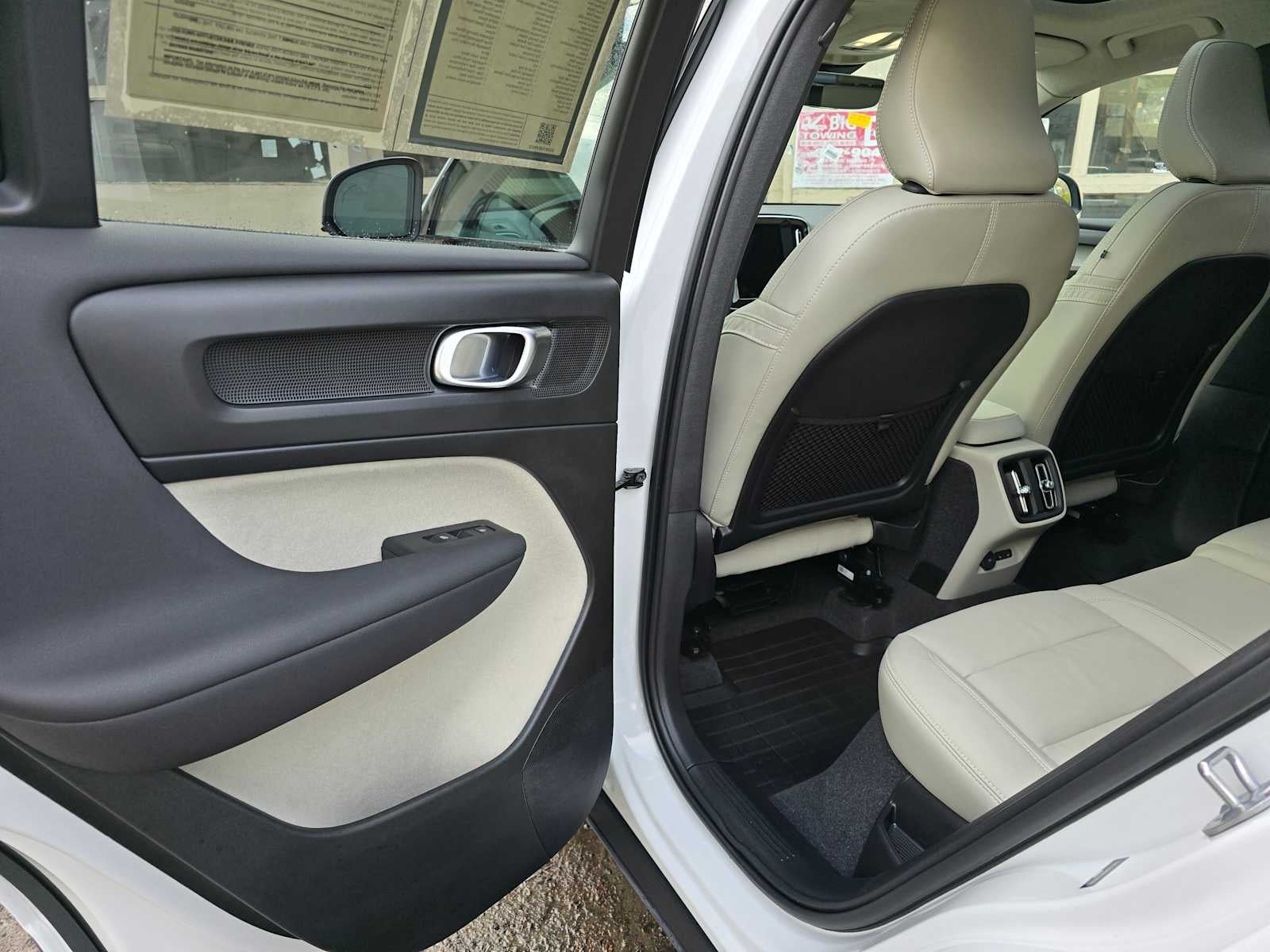 2024 Volvo XC40 Ultimate Dark Theme