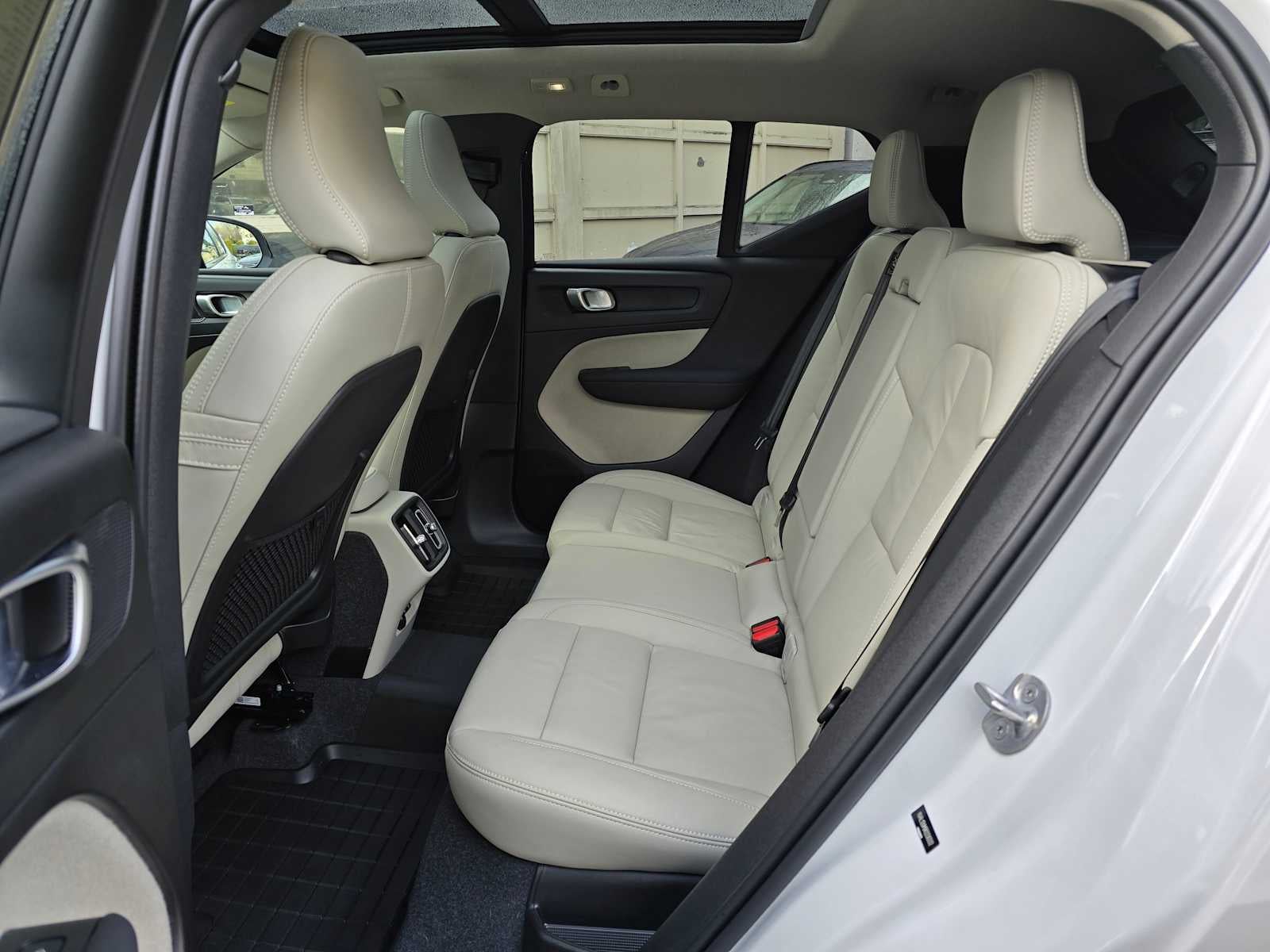 2024 Volvo XC40 Ultimate Dark Theme