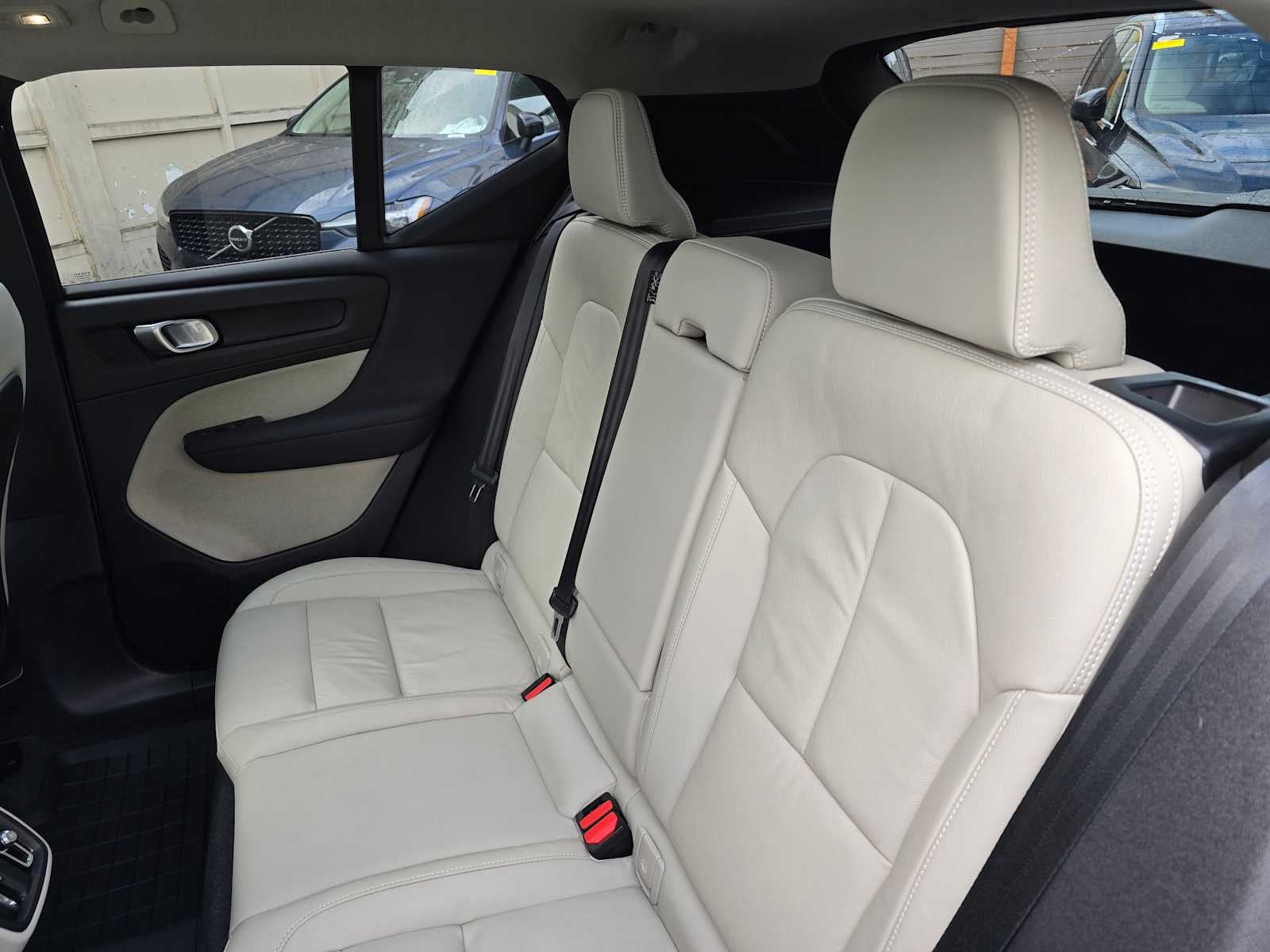 2024 Volvo XC40 Ultimate Dark Theme