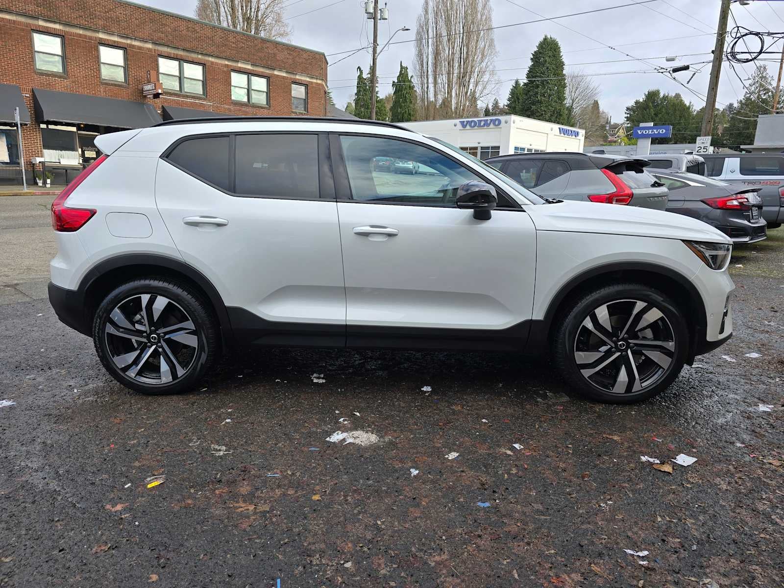 2024 Volvo XC40 Ultimate Dark Theme