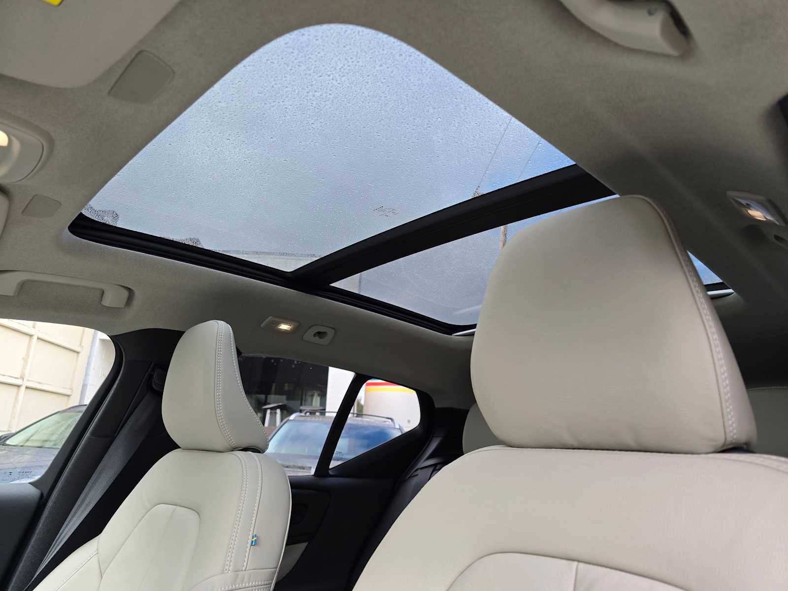 2024 Volvo XC40 Ultimate Dark Theme